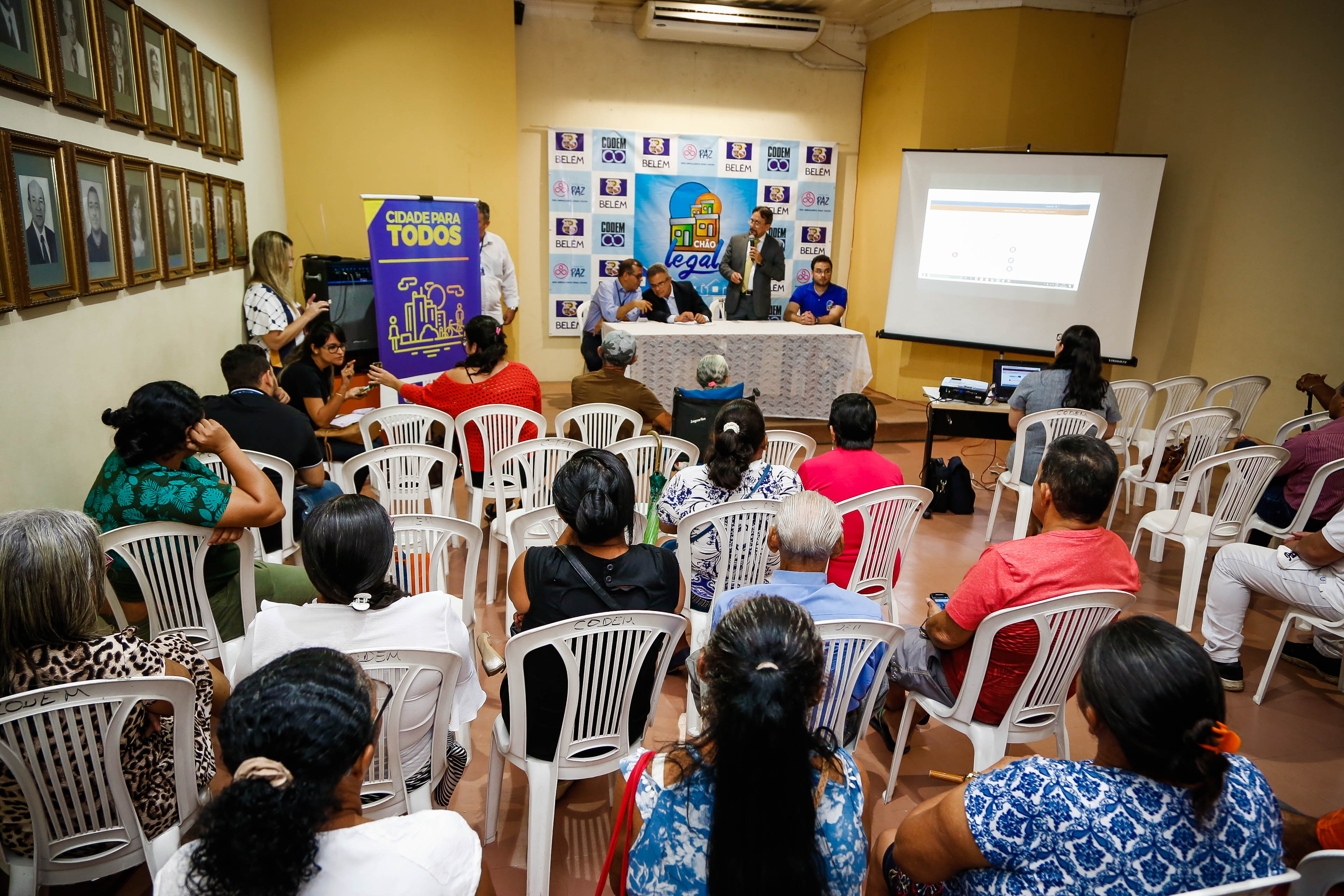 Famílias do Benguí recebem o título de posse de seus imóveis