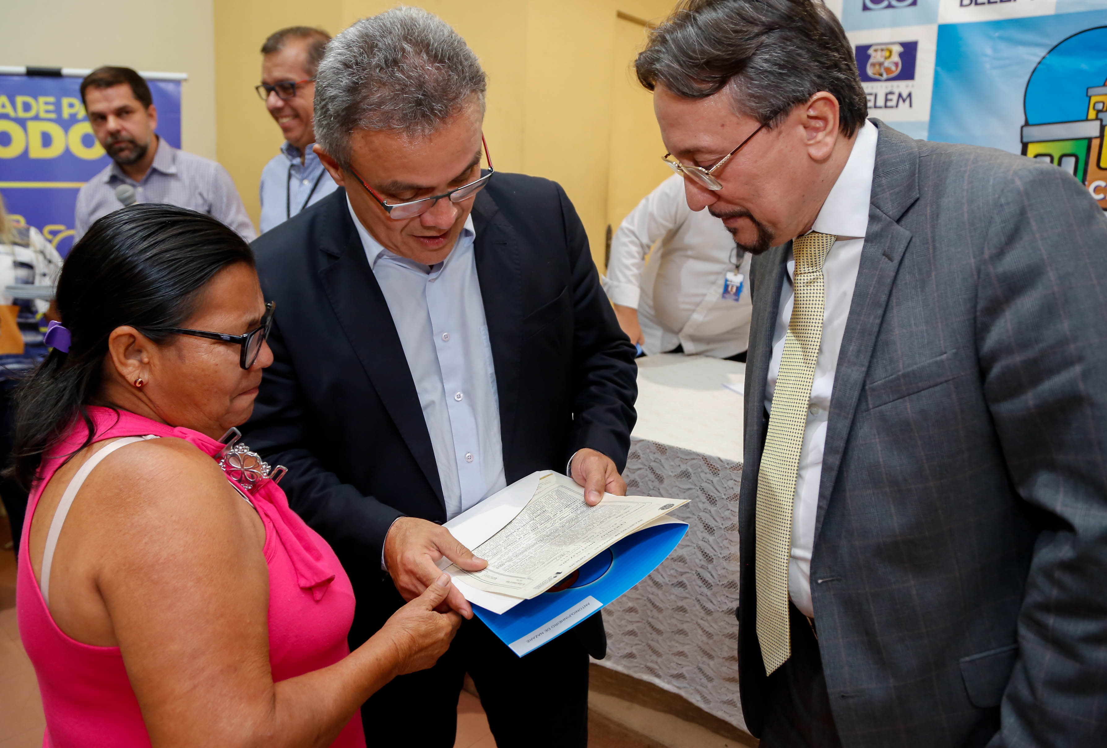 Famílias do Benguí recebem o título de posse de seus imóveis