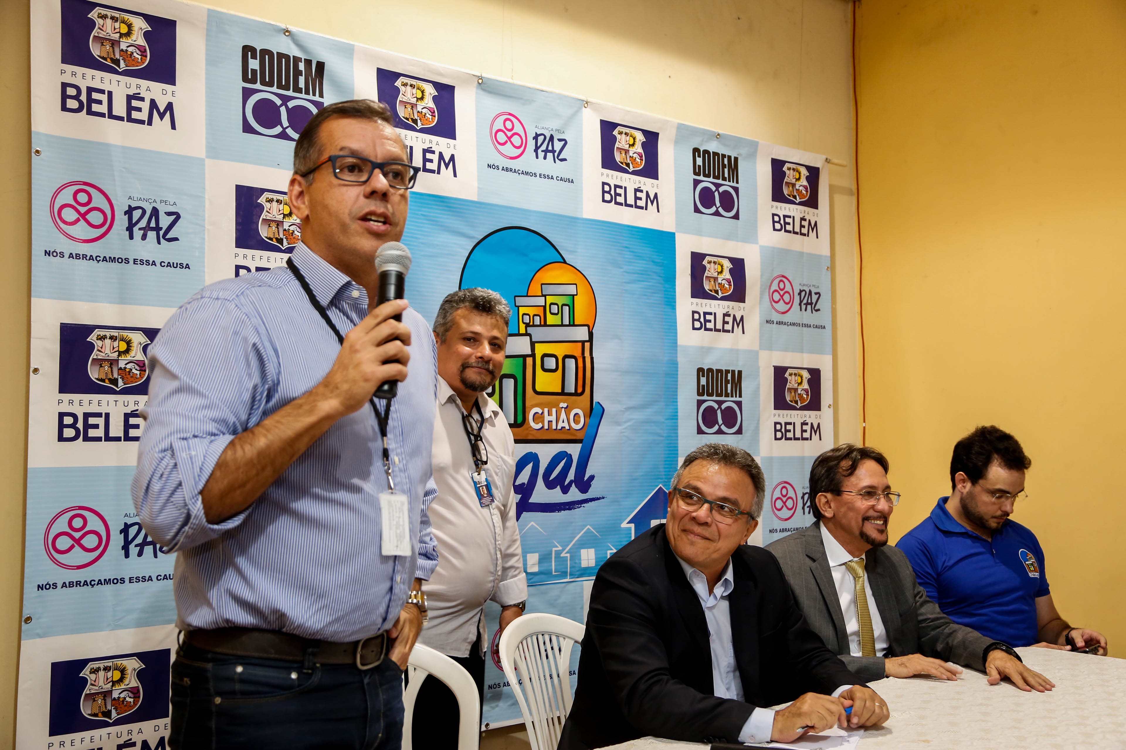 Famílias do Benguí recebem o título de posse de seus imóveis