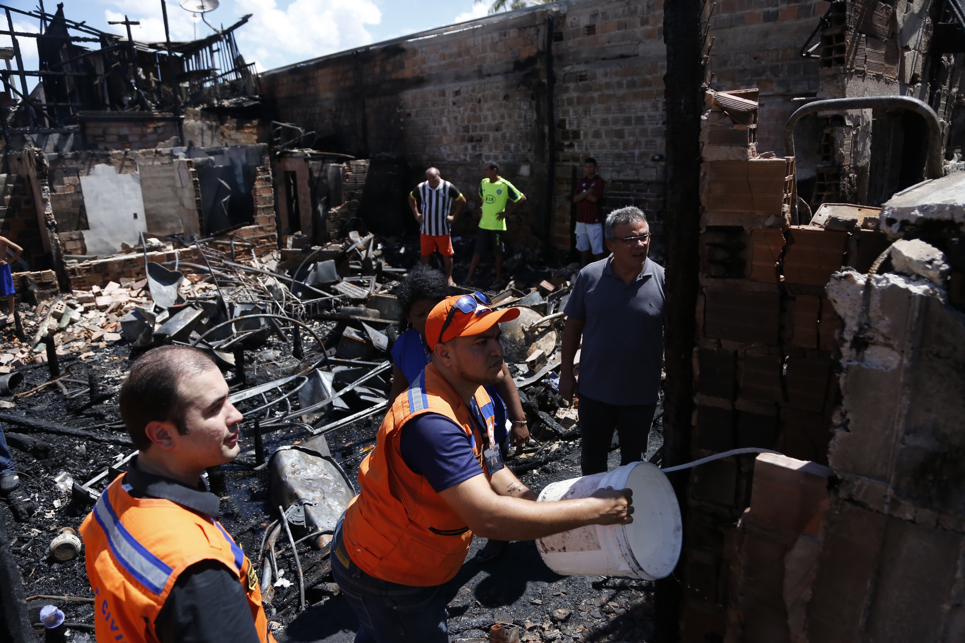 Prefeitura de Belém atende famílias atingidas por incêndio no Guamá