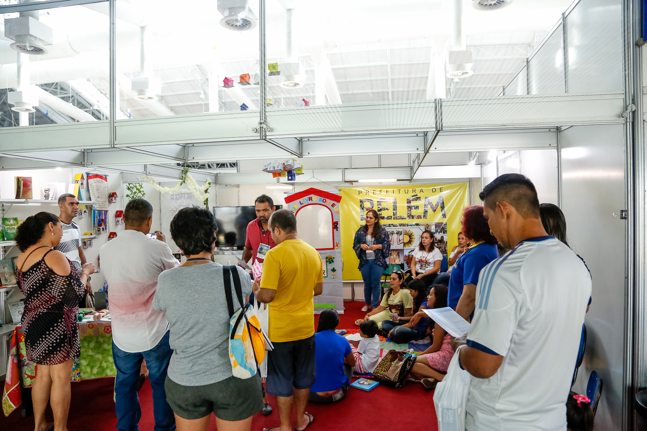 Estande da Semec na Feira Pan-Amazônica do Livro tem programação variada e gratuita
