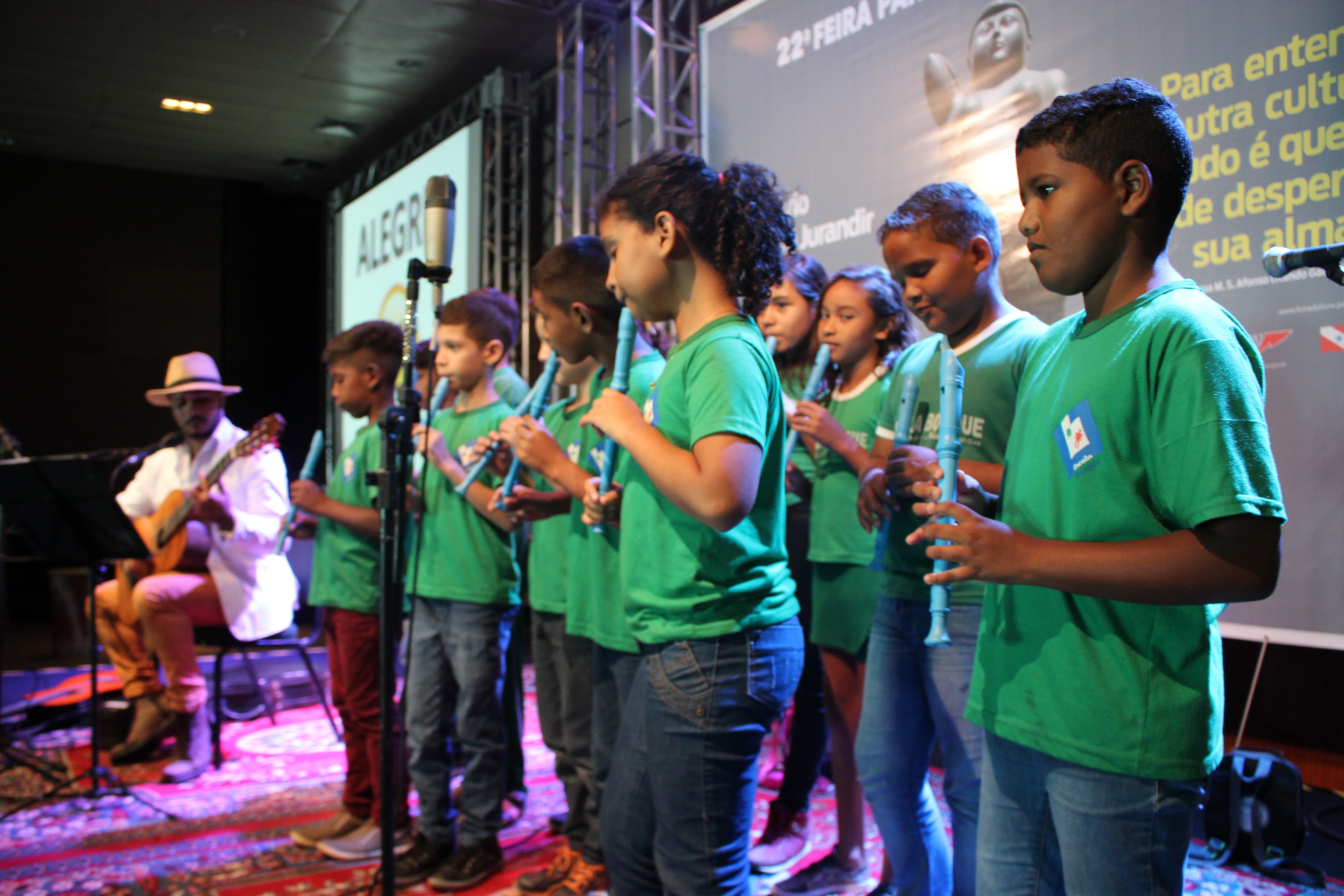Apresentações de alunos da Funbosque animam a Feira Pan-Amazônica do Livro