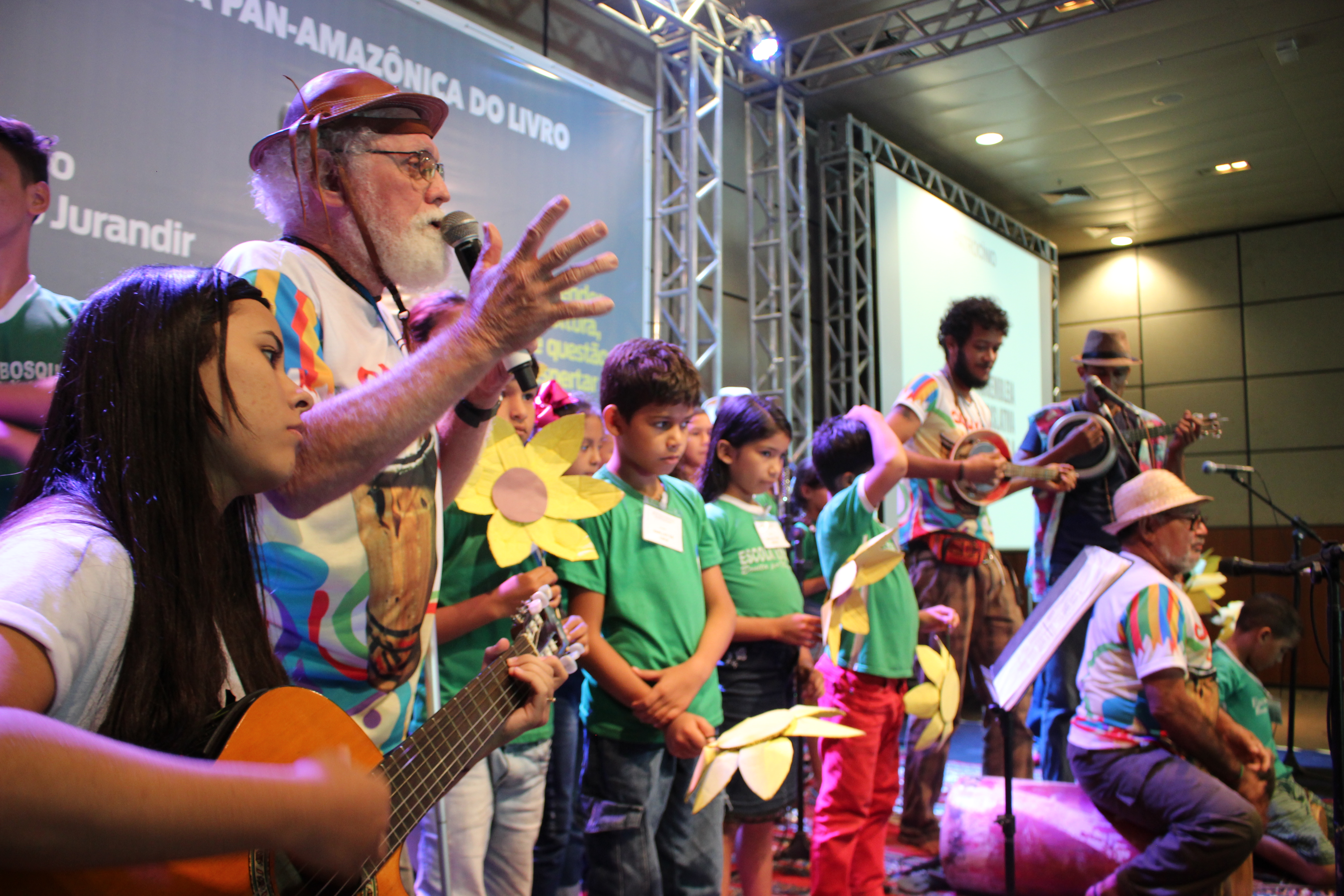 Apresentações de alunos da Funbosque animam a Feira Pan-Amazônica do Livro