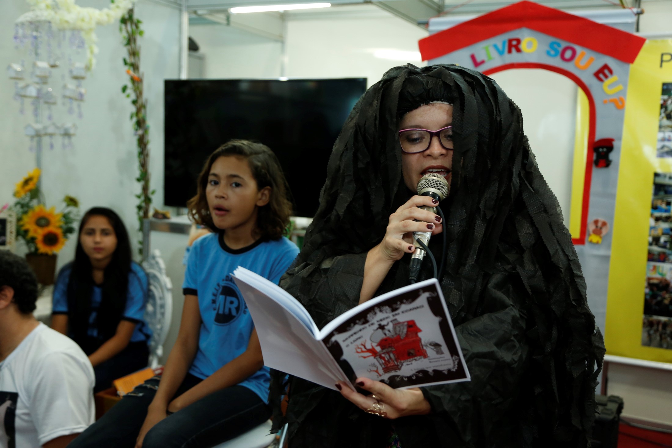 Alunos da rede municipal de ensino expõem obra literária na XXII Feira Pan-Amazônica do Livro