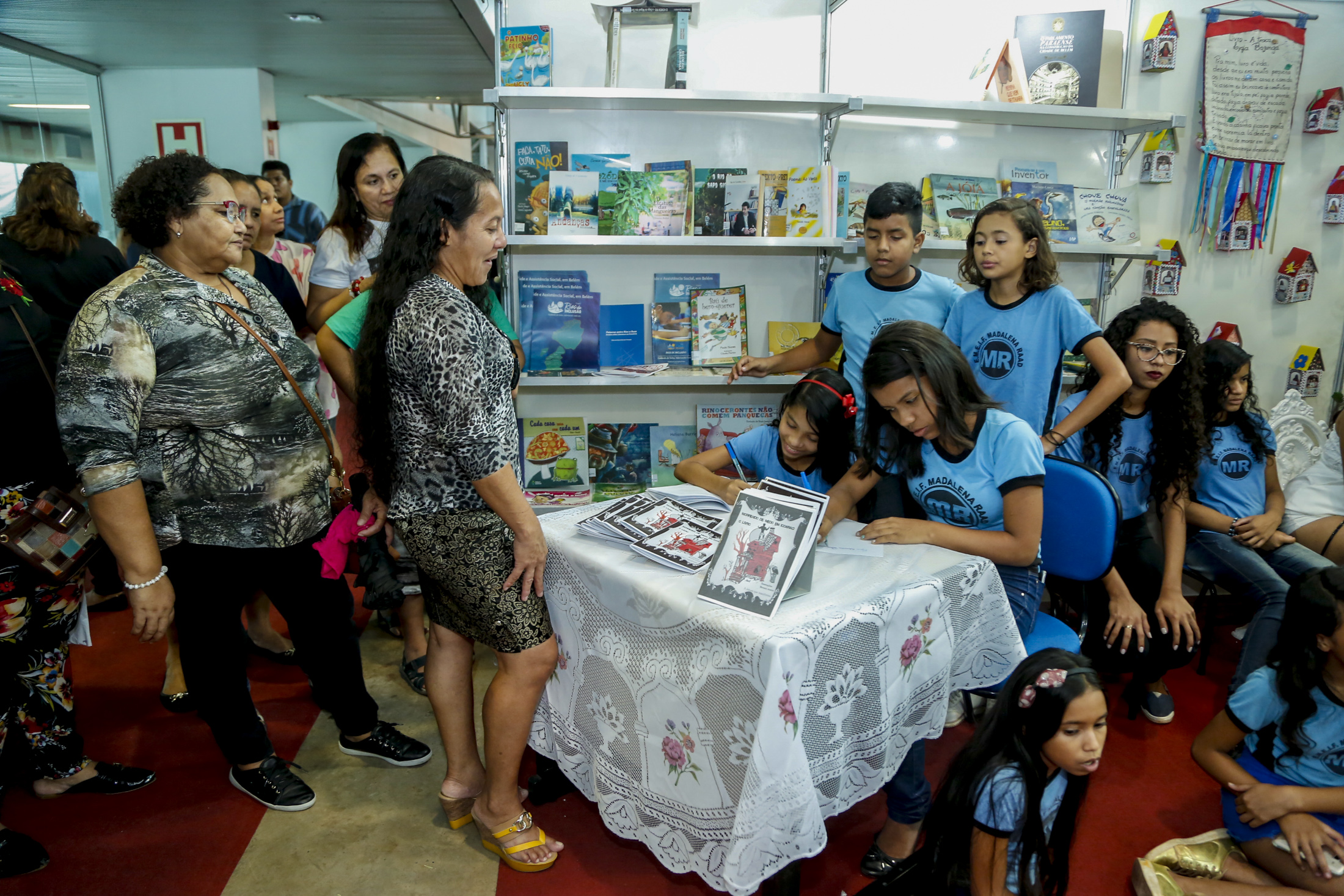 Alunos da rede municipal de ensino expõem obra literária na XXII Feira Pan-Amazônica do Livro
