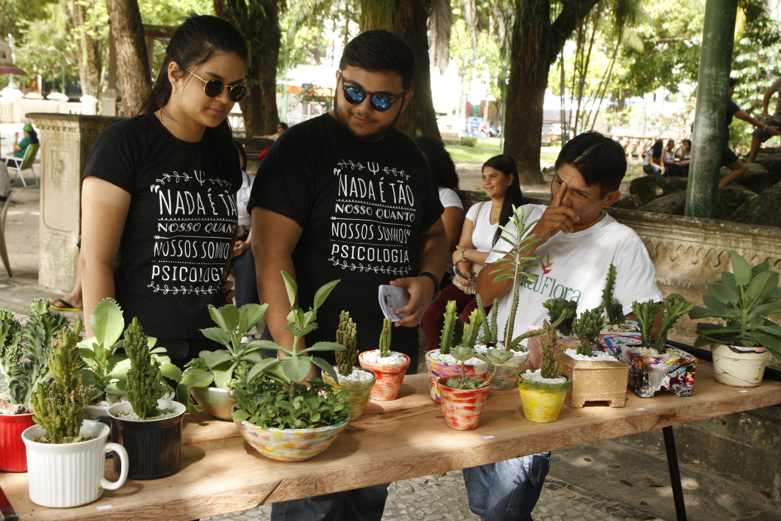 Praça Batista Campos recebeu edição de feira de Flores e Chocolates