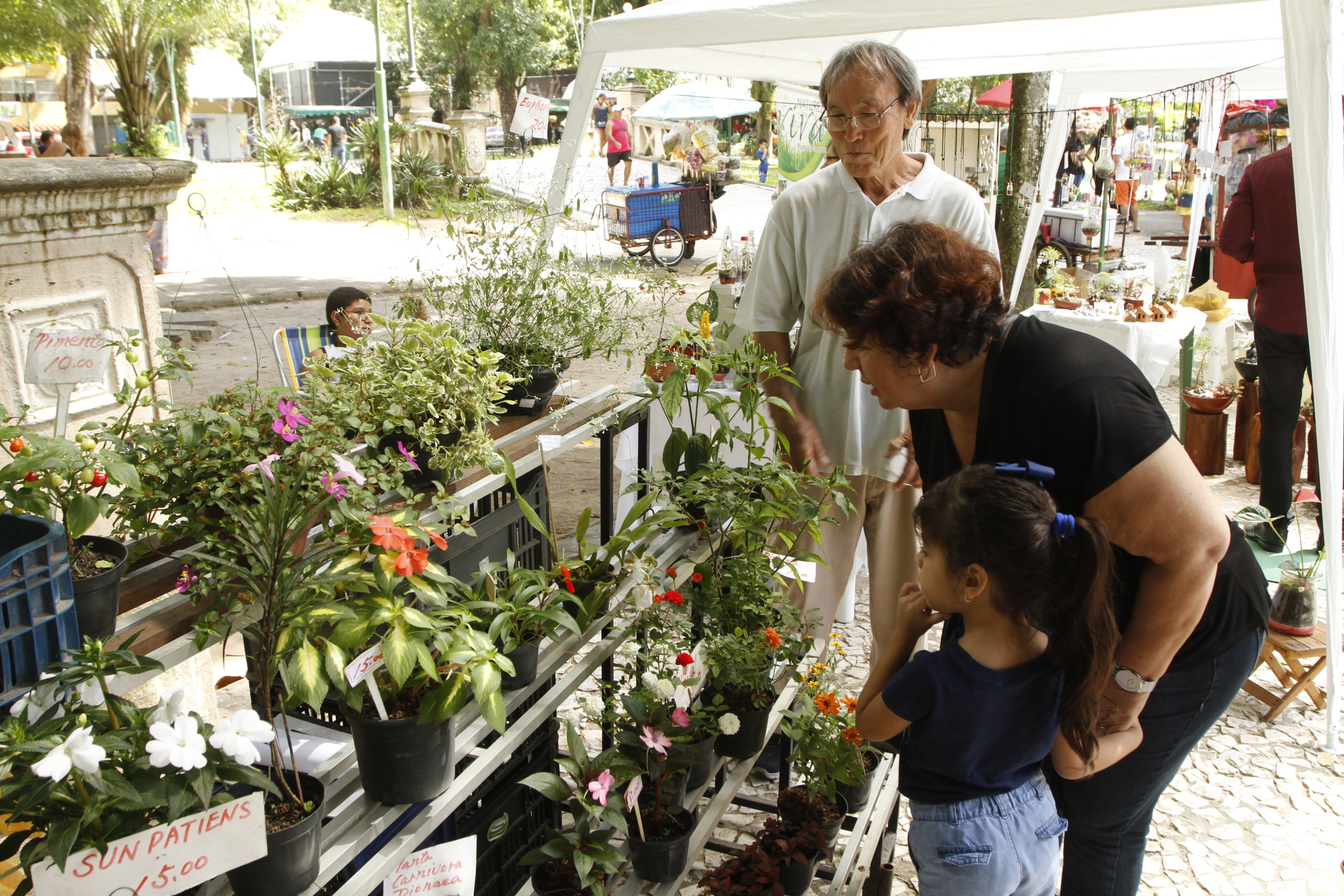 Praça Batista Campos recebeu edição de feira de Flores e Chocolates