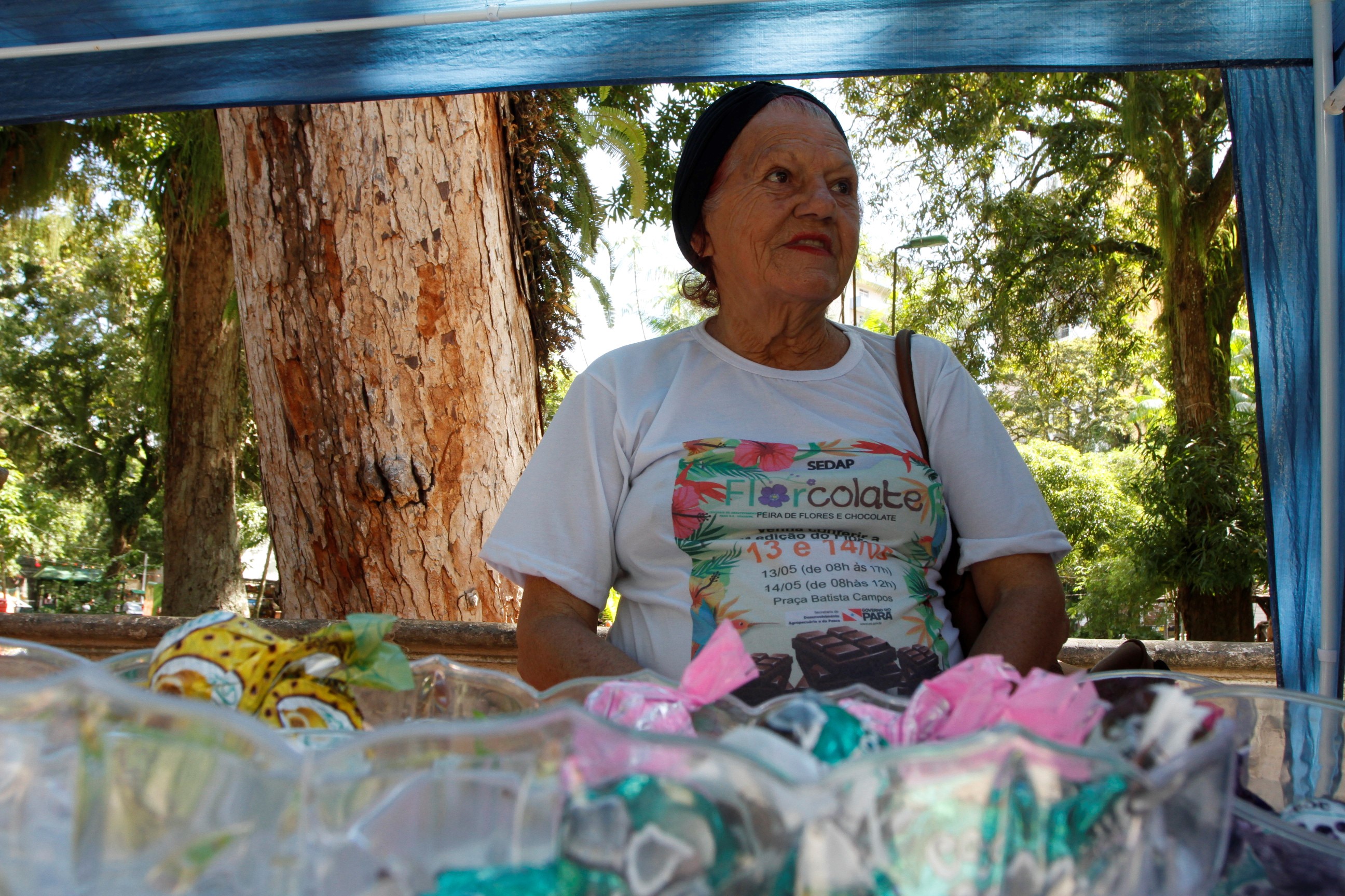 Praça Batista Campos recebeu edição de feira de Flores e Chocolates