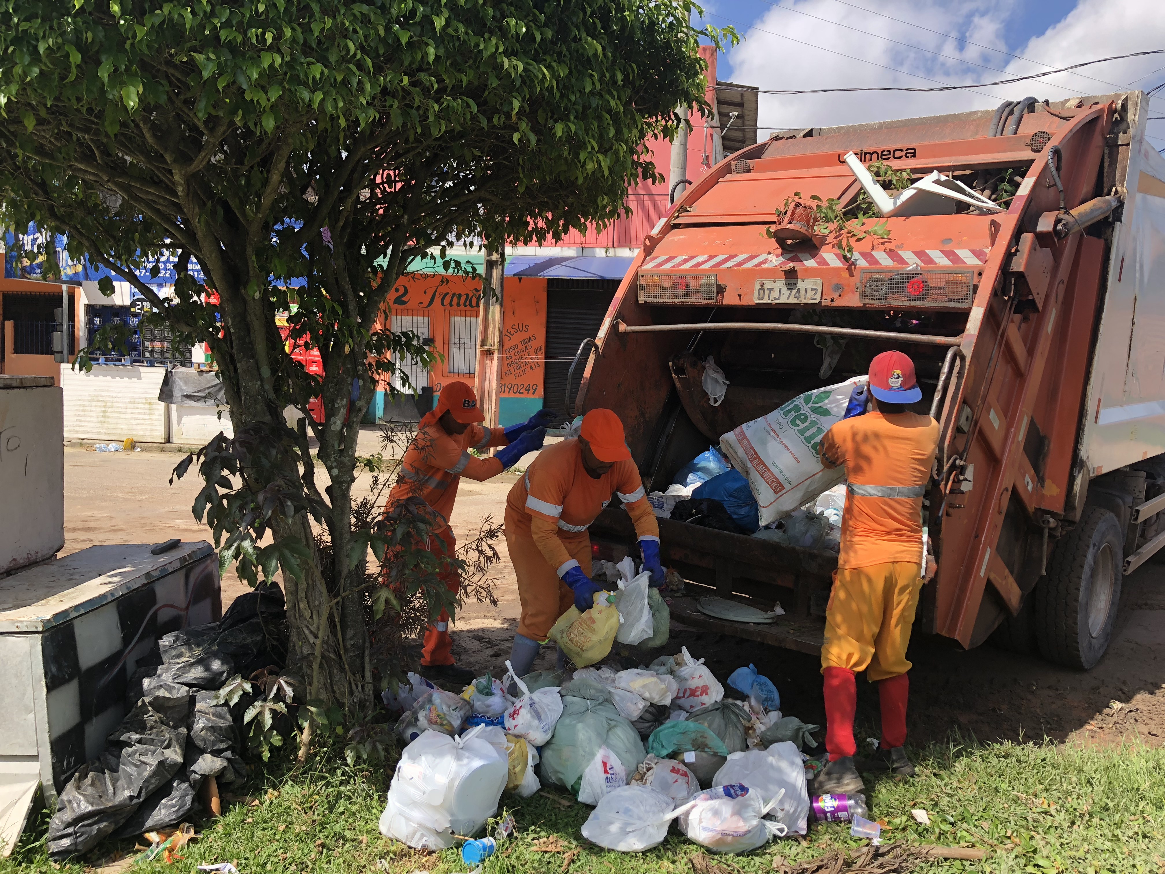 Comunidade se une à Prefeitura para acabar com ponto irregular de lixo na Marambaia