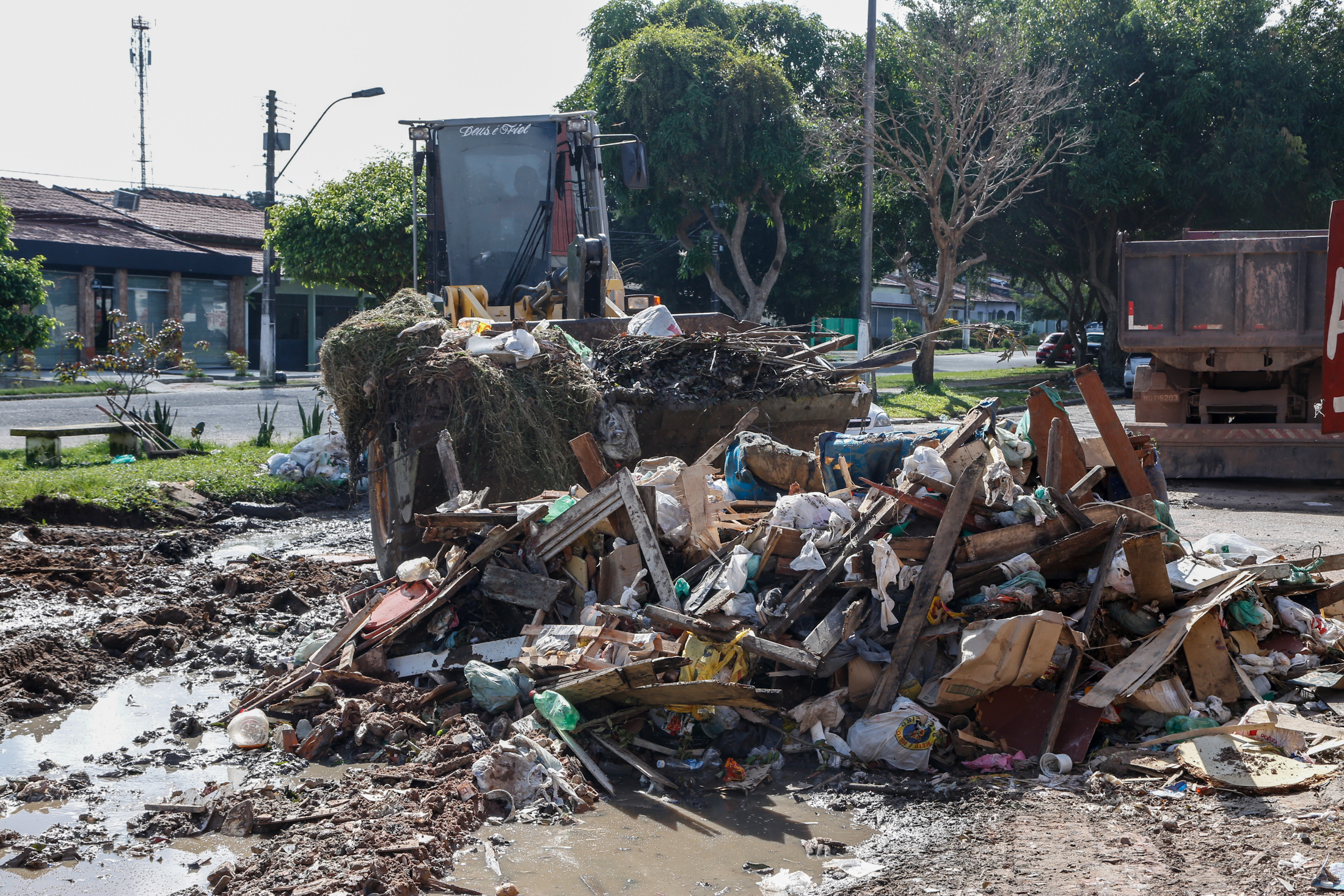Comunidade se une à Prefeitura para acabar com ponto irregular de lixo na Marambaia