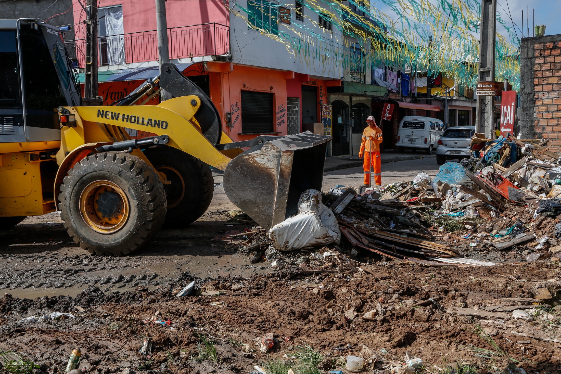 Comunidade se une à Prefeitura para acabar com ponto irregular de lixo na Marambaia