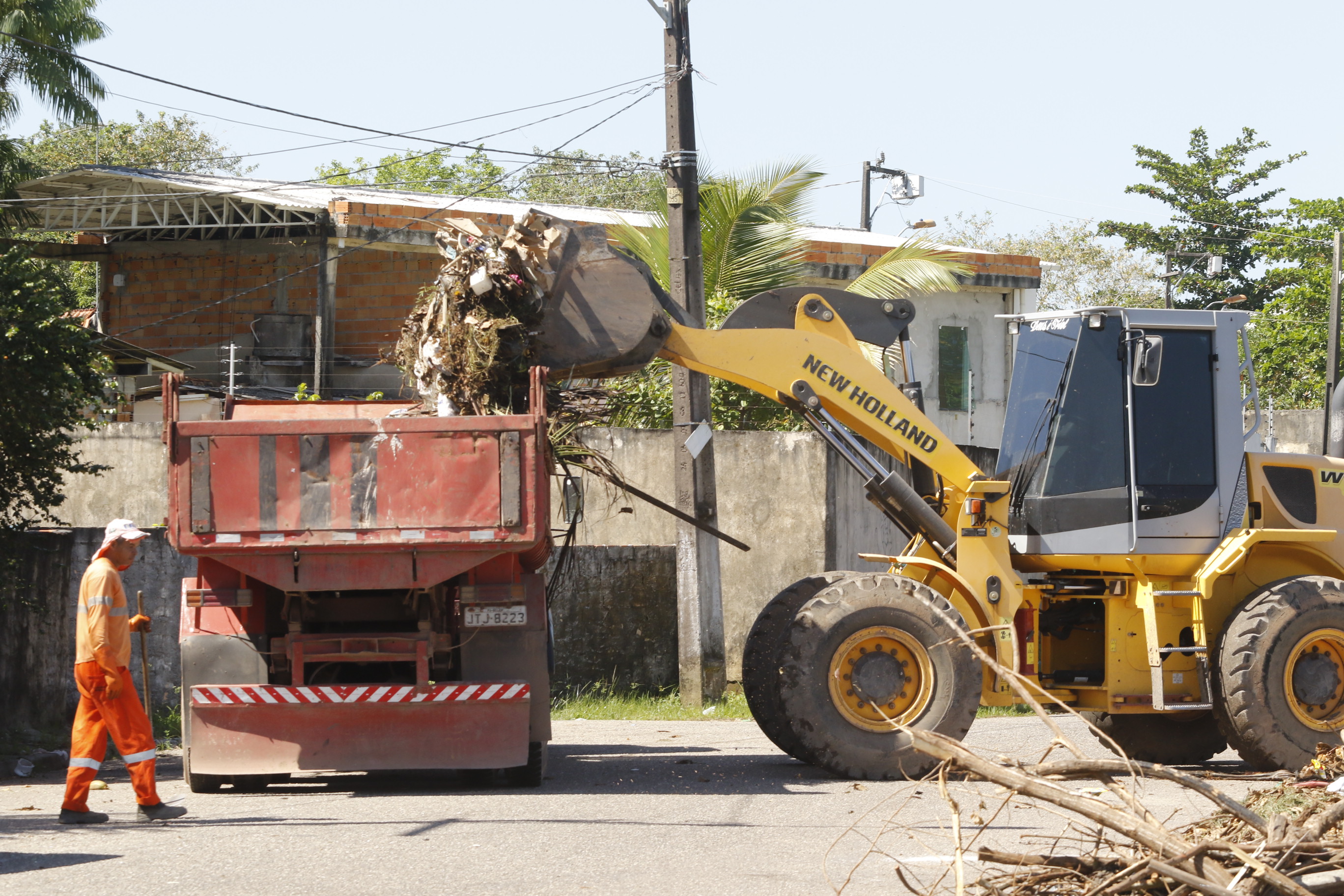 Com coleta programada, Prefeitura e comunidades combatem descarte de entulho no Tapanã