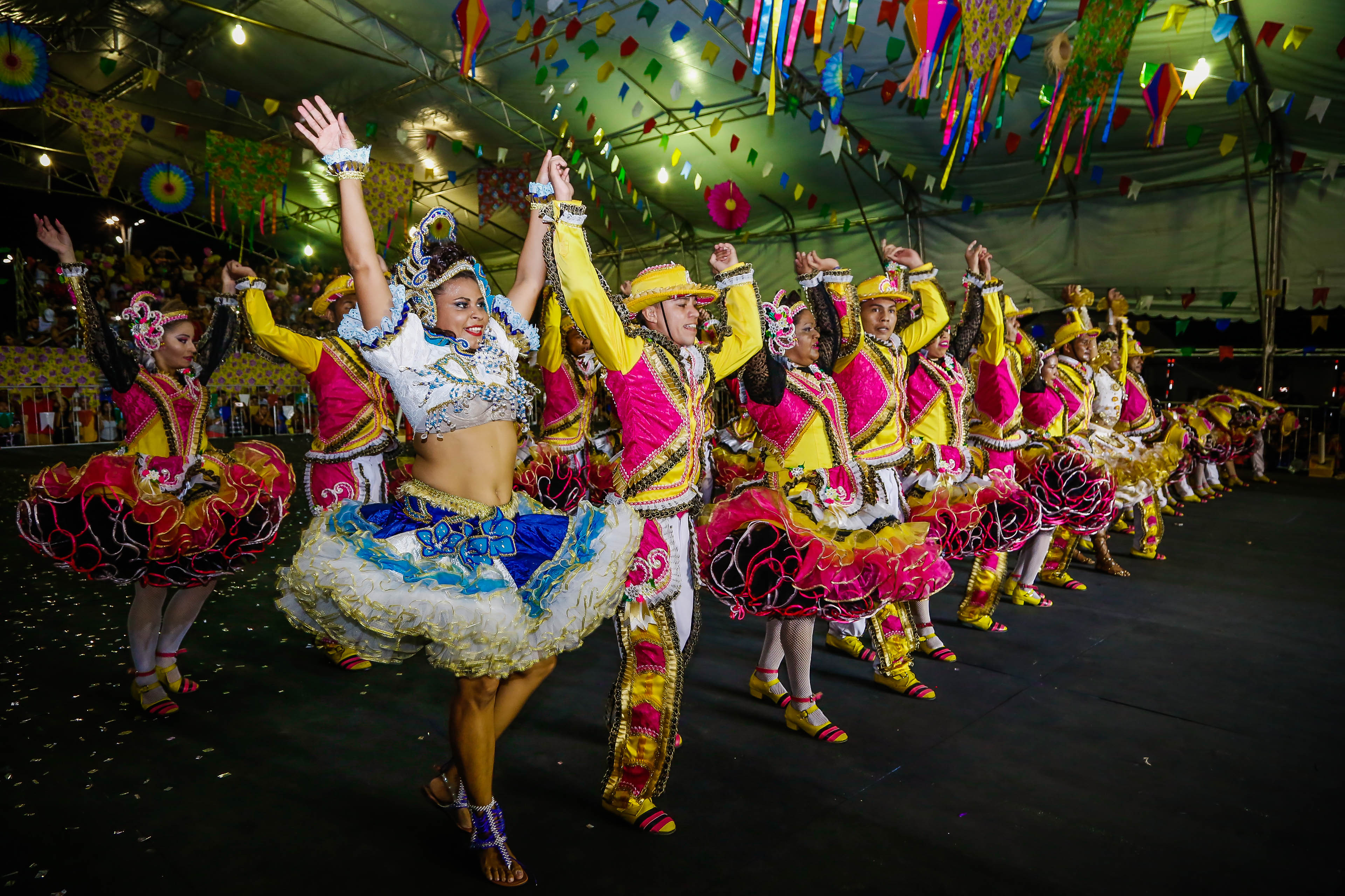 Cinco mil pessoas lotam o Portal da Amazônia na primeira noite do concurso de quadrilhas