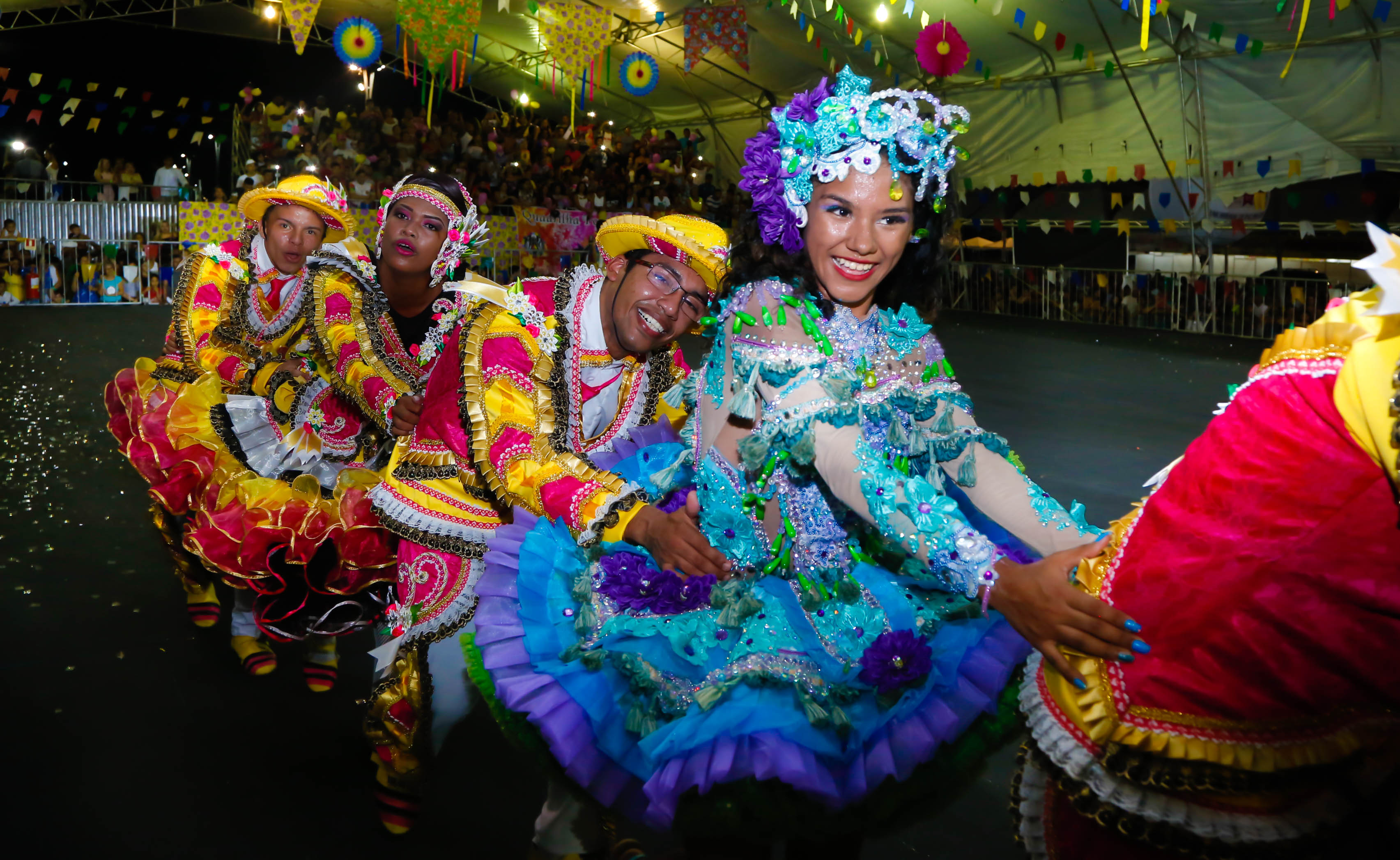 Cinco mil pessoas lotam o Portal da Amazônia na primeira noite do concurso de quadrilhas