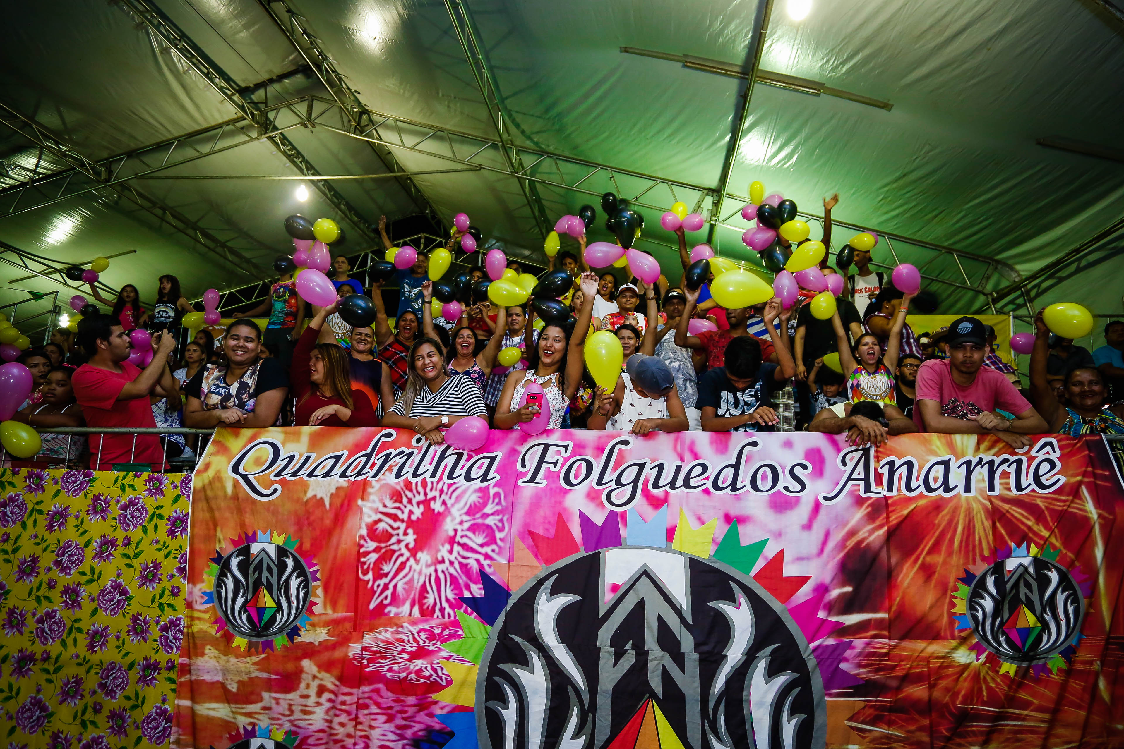 Cinco mil pessoas lotam o Portal da Amazônia na primeira noite do concurso de quadrilhas