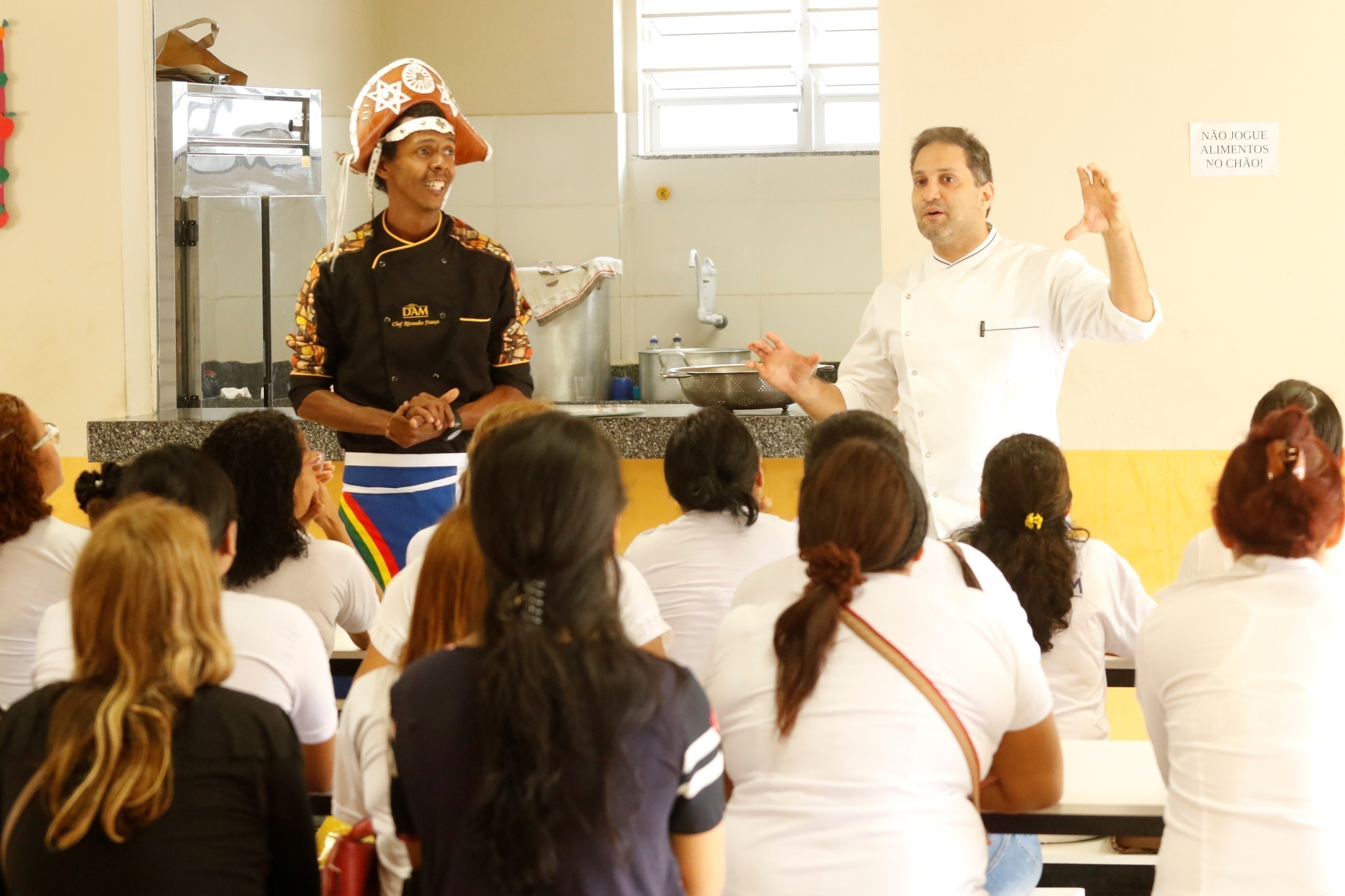 Chefs de cozinha ensinam técnicas de aproveitamento de alimentos para merendeiras de Belém