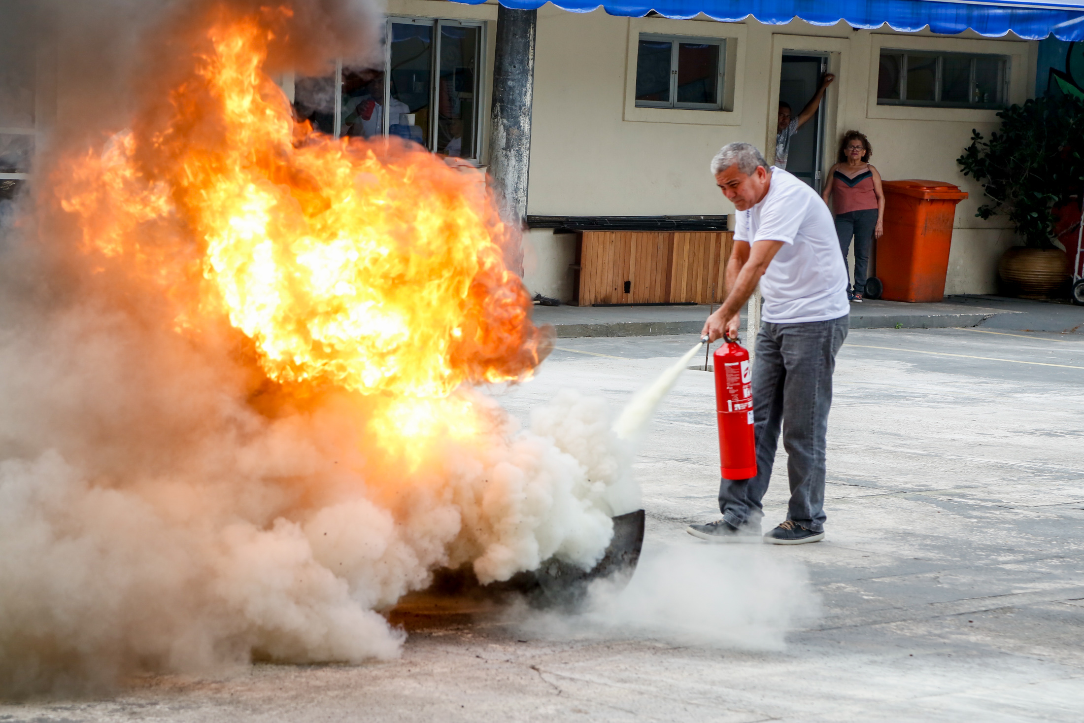 Treinamento de brigada de incêndio capacita profissionais da rede municipal de ensino