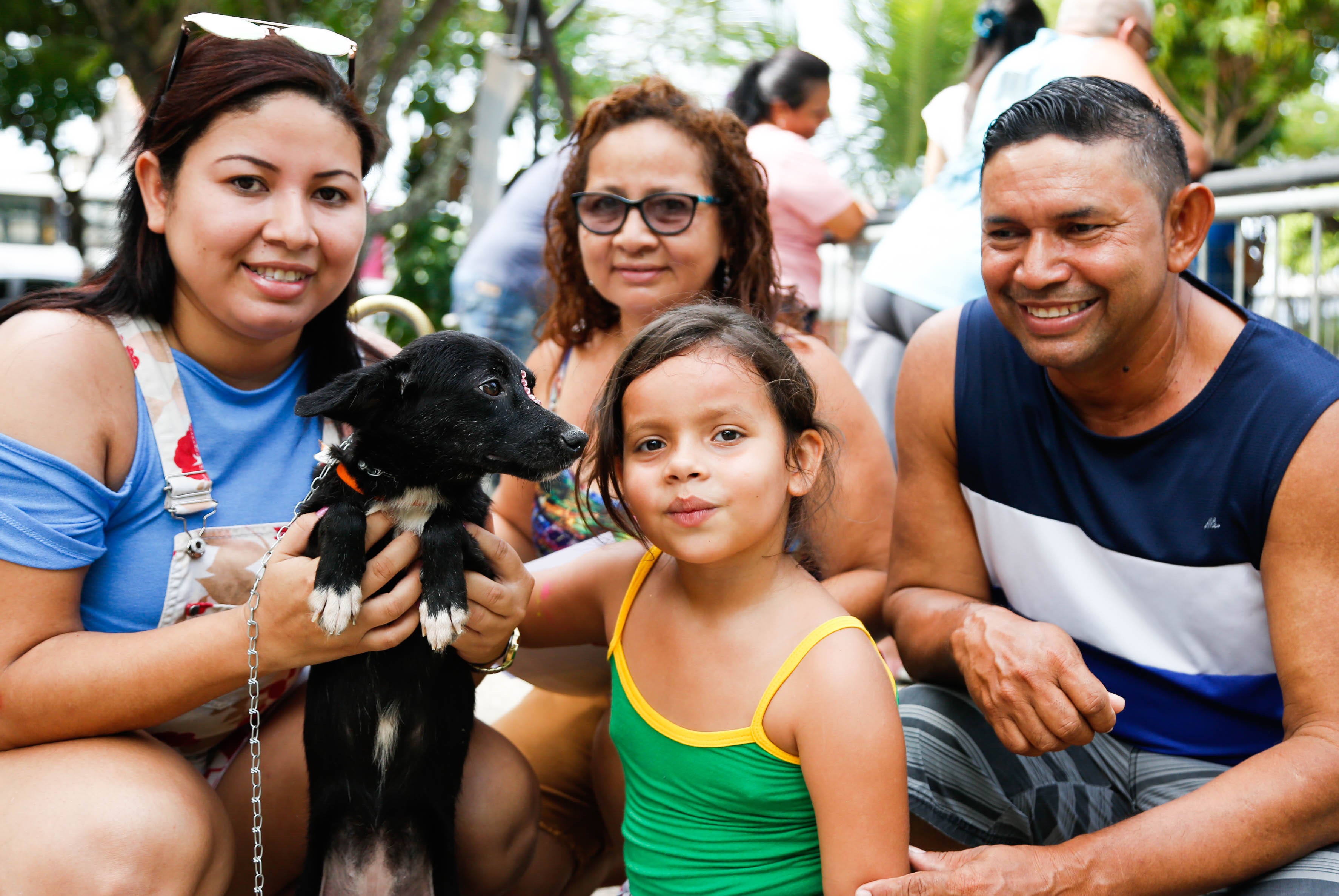 Feira de adoção de cães e gatos é sucesso de público no bairro da Sacramenta