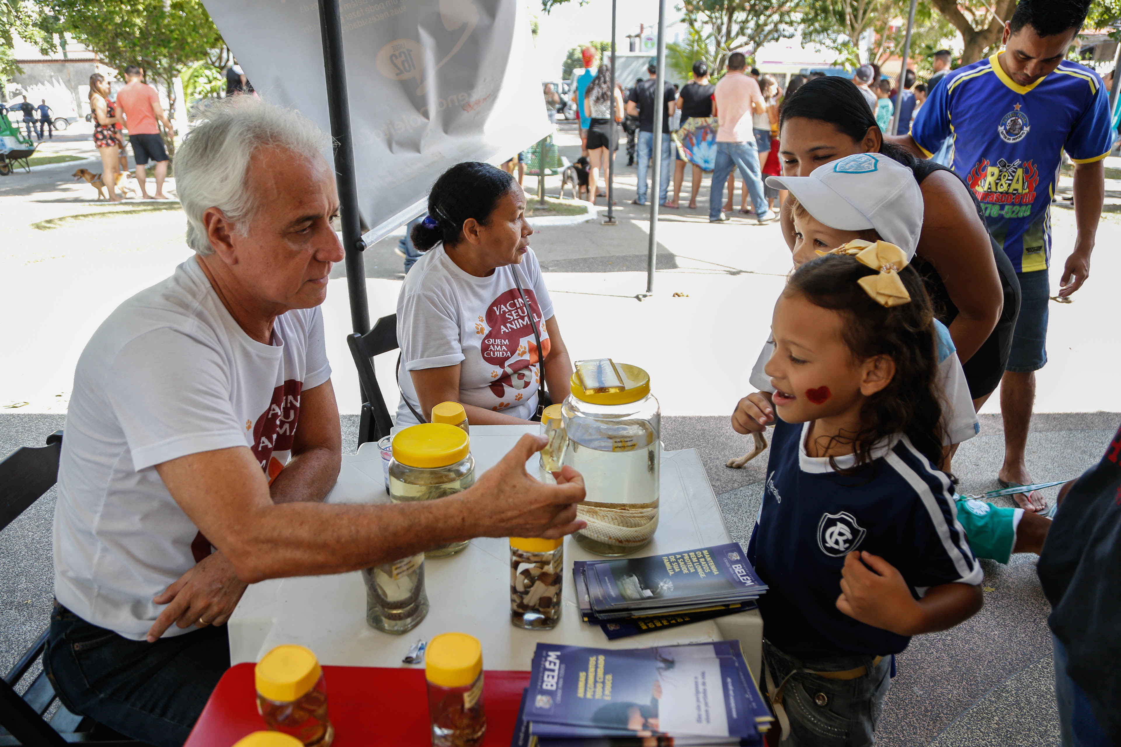 Feira de adoção de cães e gatos é sucesso de público no bairro da Sacramenta