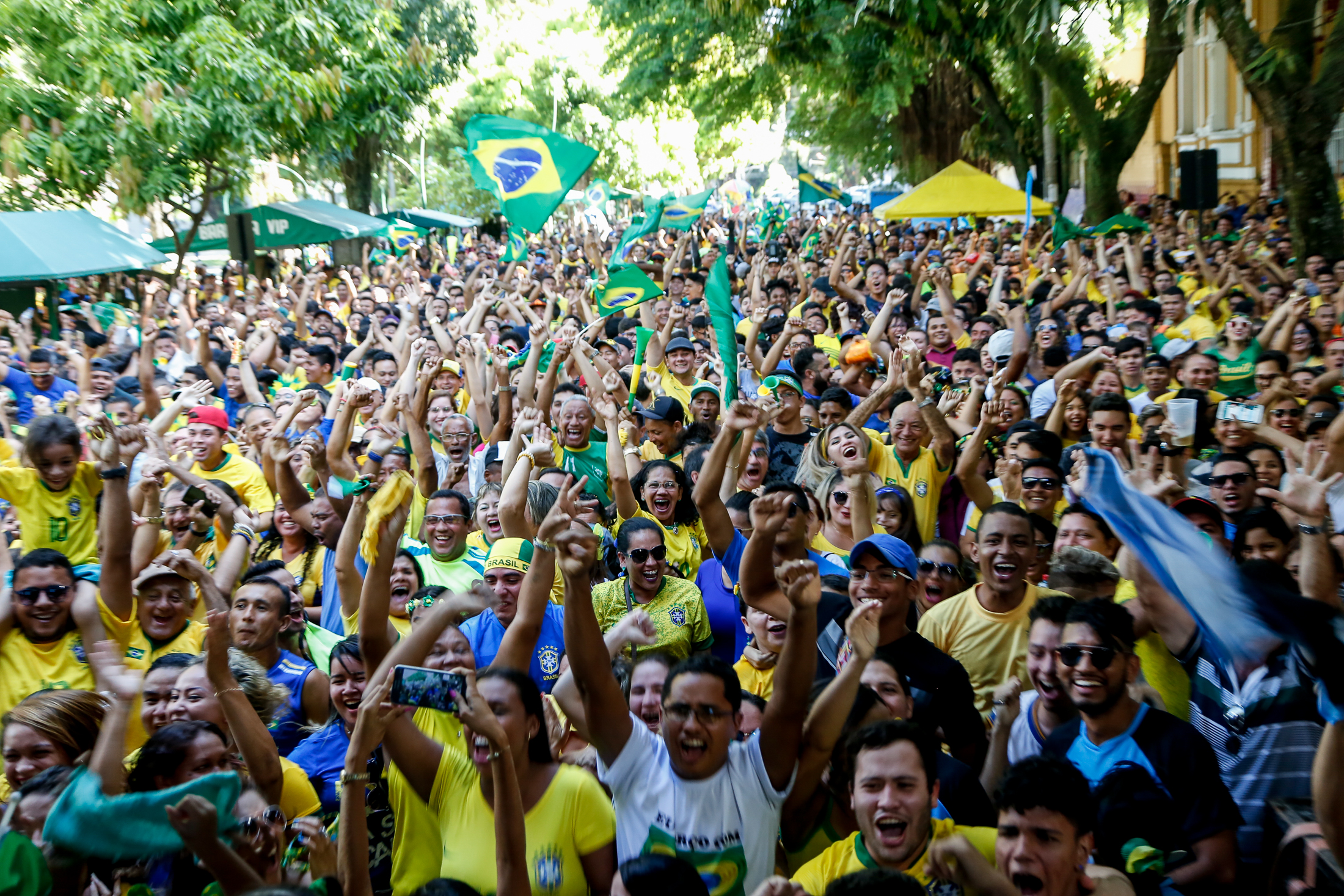 “Belém na Copa” leva centenas de pessoas para a Praça Batista Campos