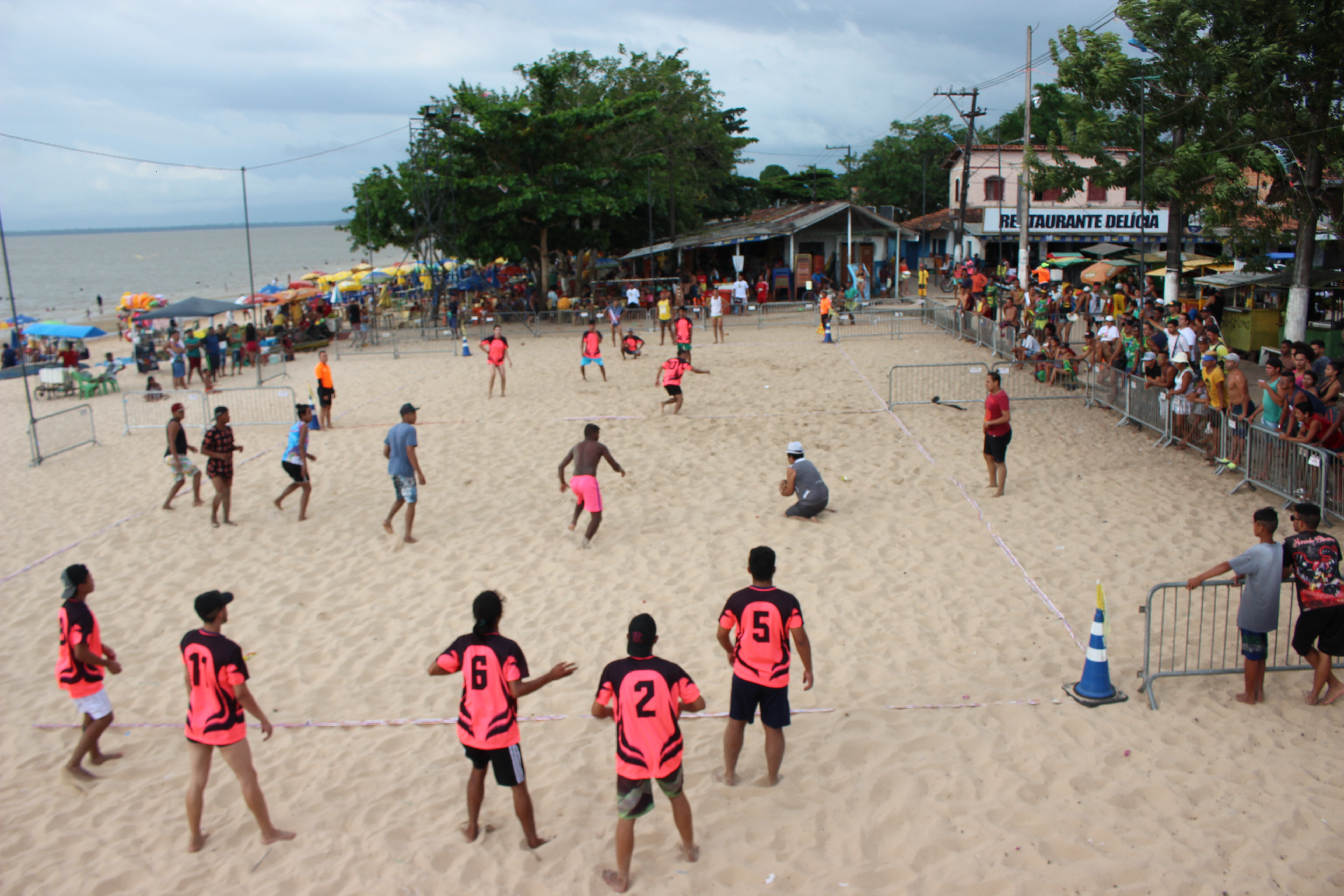 Campeonato anima a tarde de verão na Praia Grande, em Outeiro