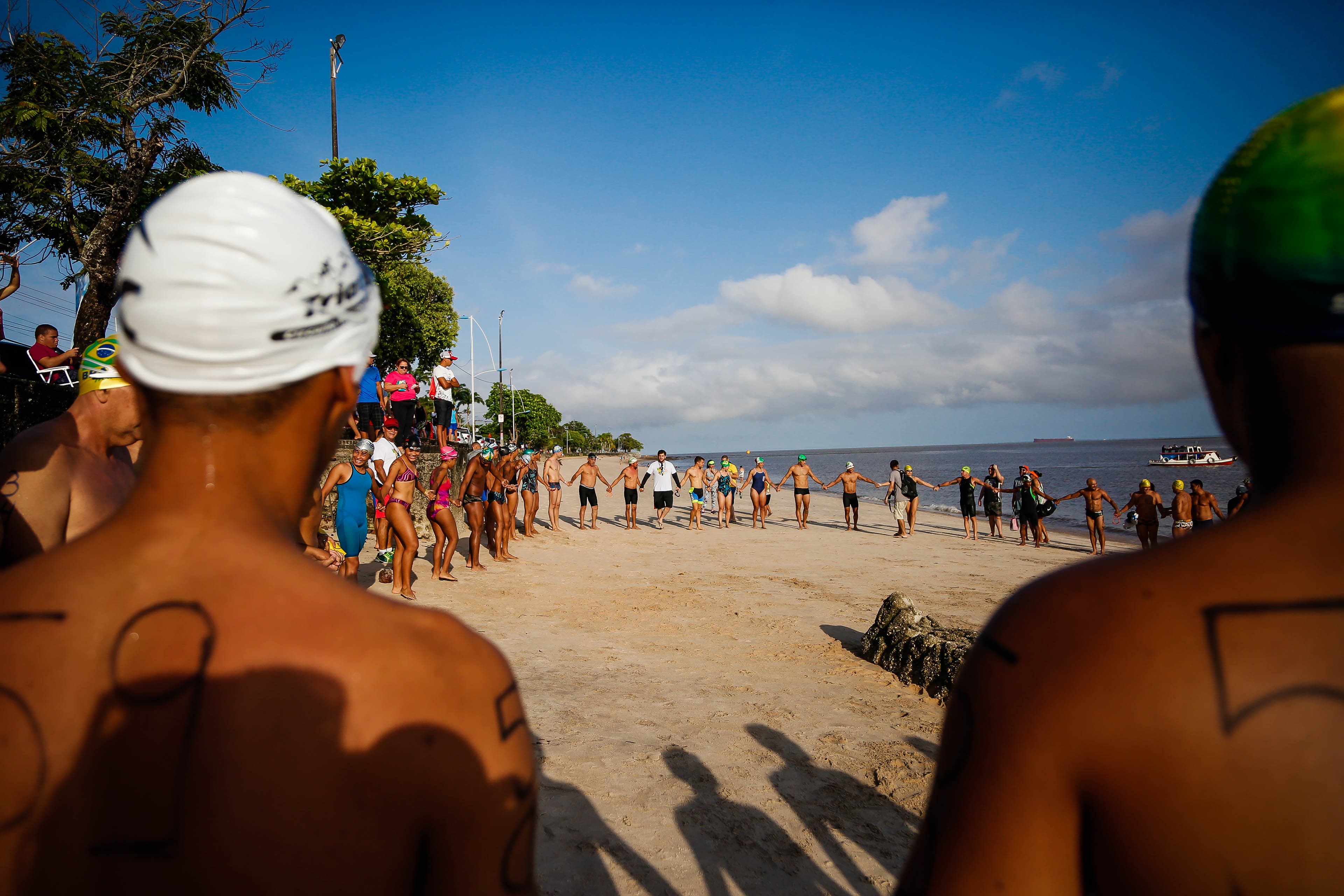 Atletas participam de tradicional travessia em Mosqueiro