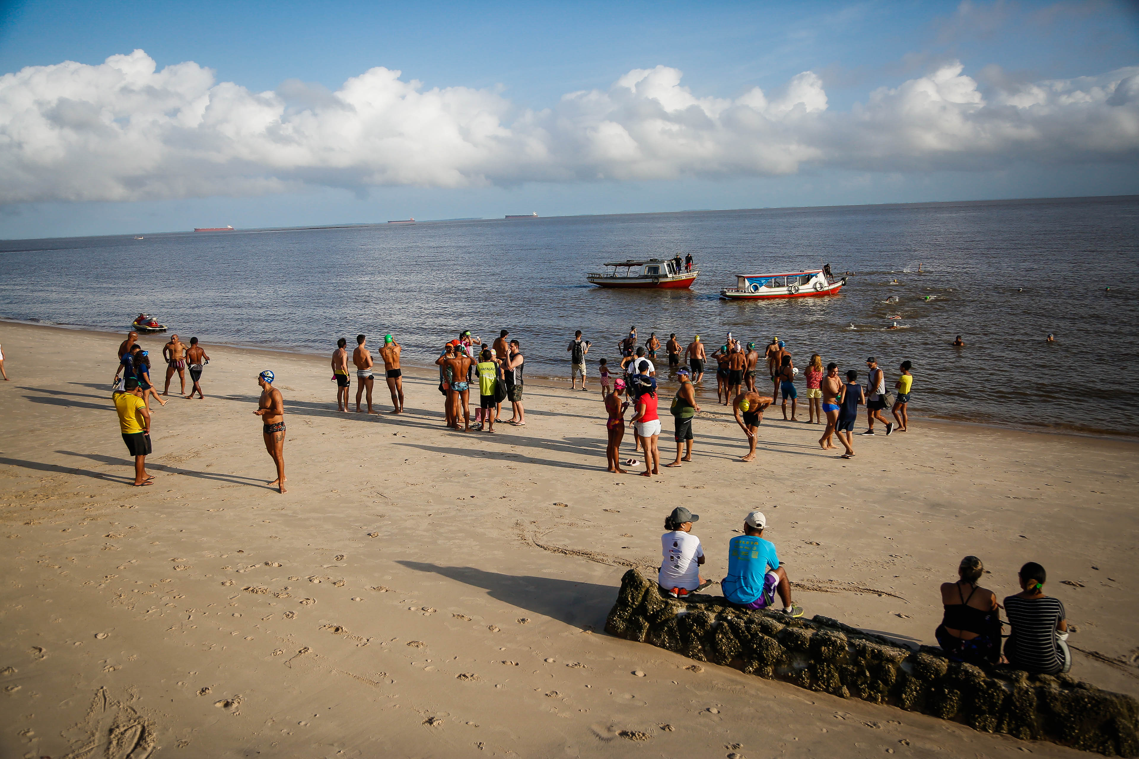 Atletas participam de tradicional travessia em Mosqueiro