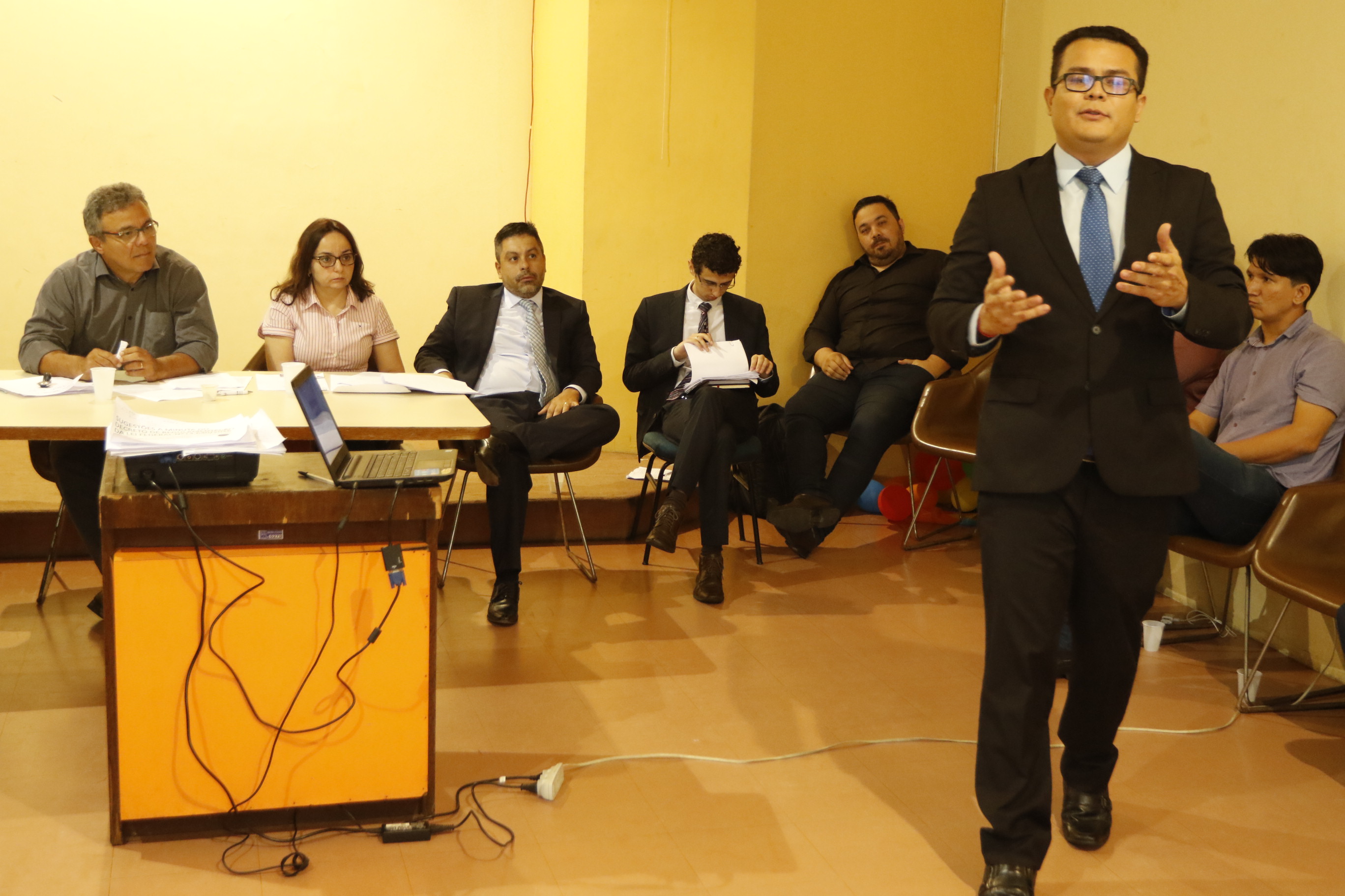 Taxistas e motoristas de aplicativo debatem prestação do serviço de transporte de passageiros