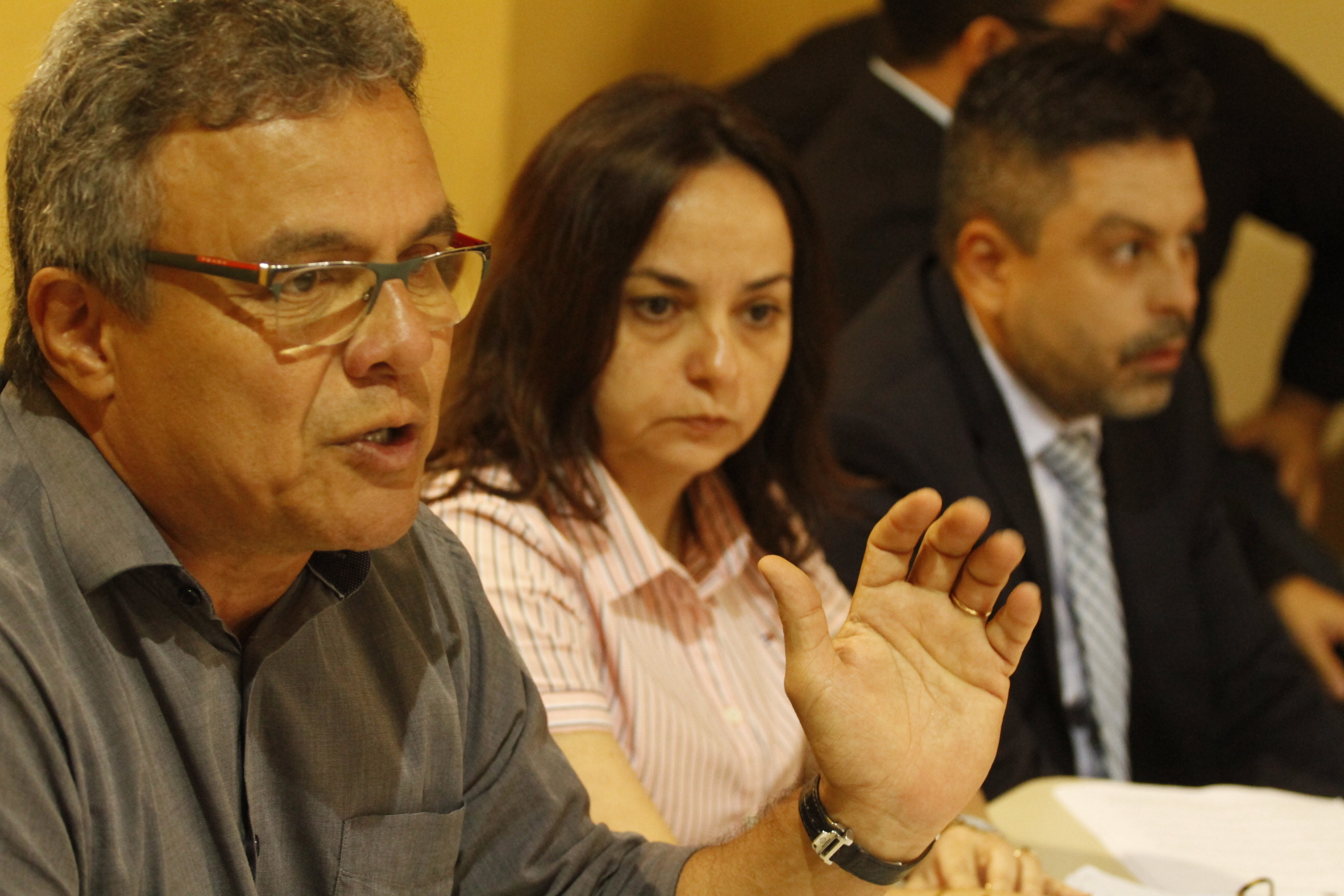 Taxistas e motoristas de aplicativo debatem prestação do serviço de transporte de passageiros