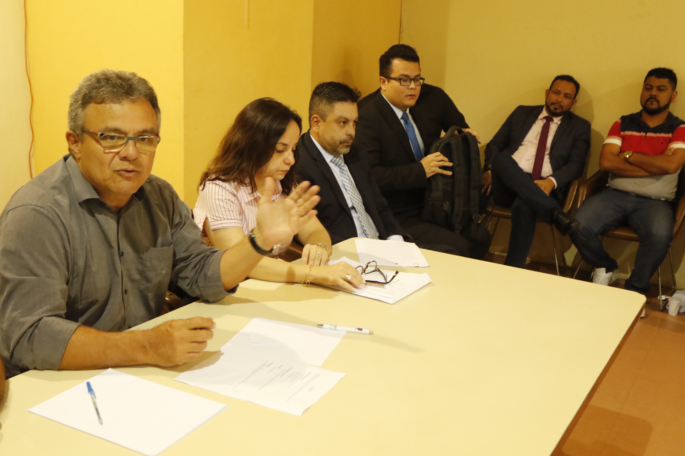 Taxistas e motoristas de aplicativo debatem prestação do serviço de transporte de passageiros