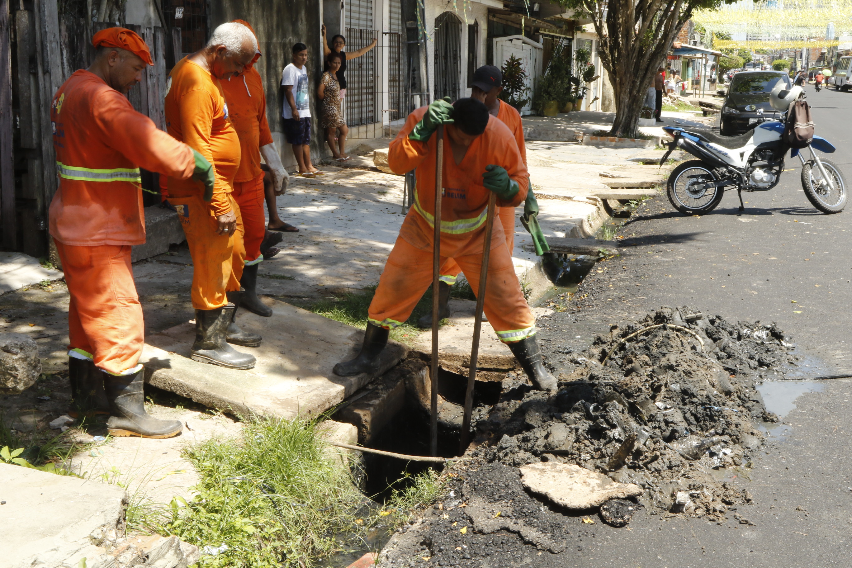 Prefeitura de Belém realiza obras de drenagem e pavimentação por toda a cidade