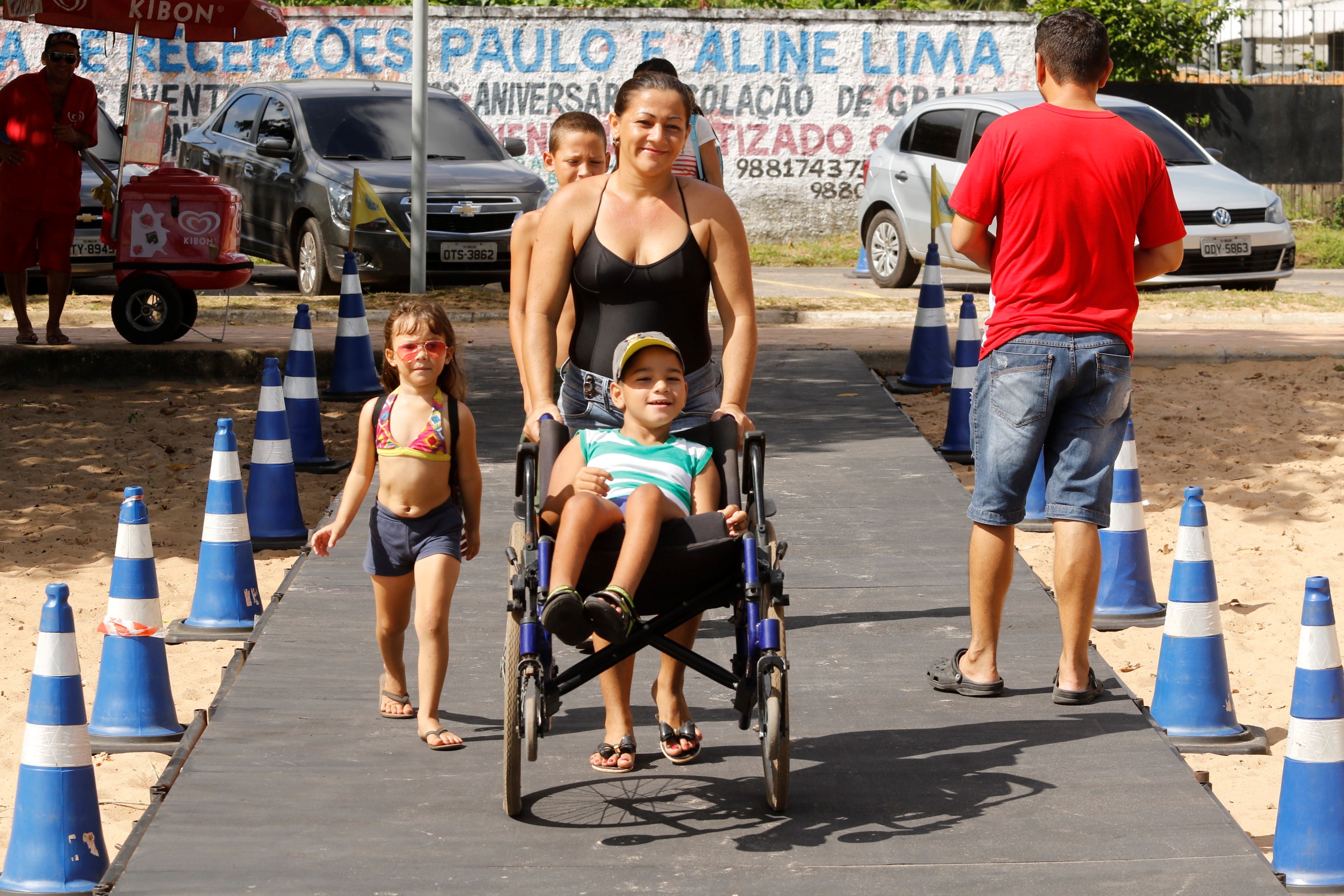 Projeto "Praia Acessível" proporciona momentos de lazer na Praia do Farol