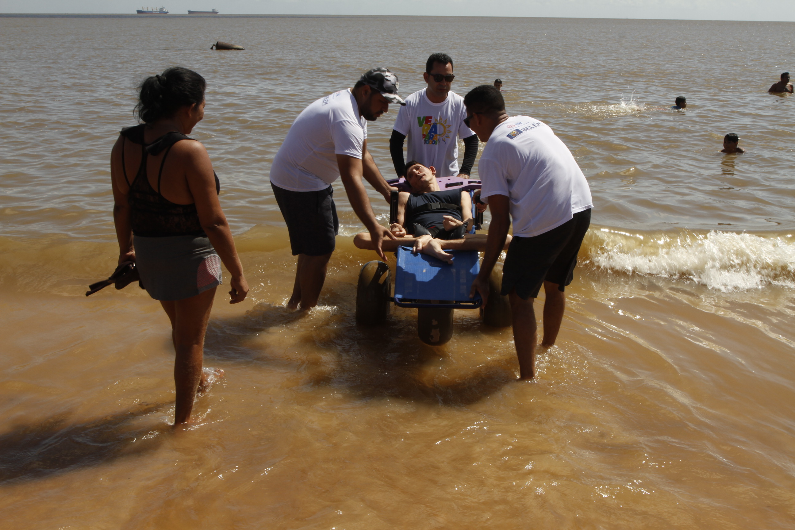 Projeto "Praia Acessível" proporciona momentos de lazer na Praia do Farol