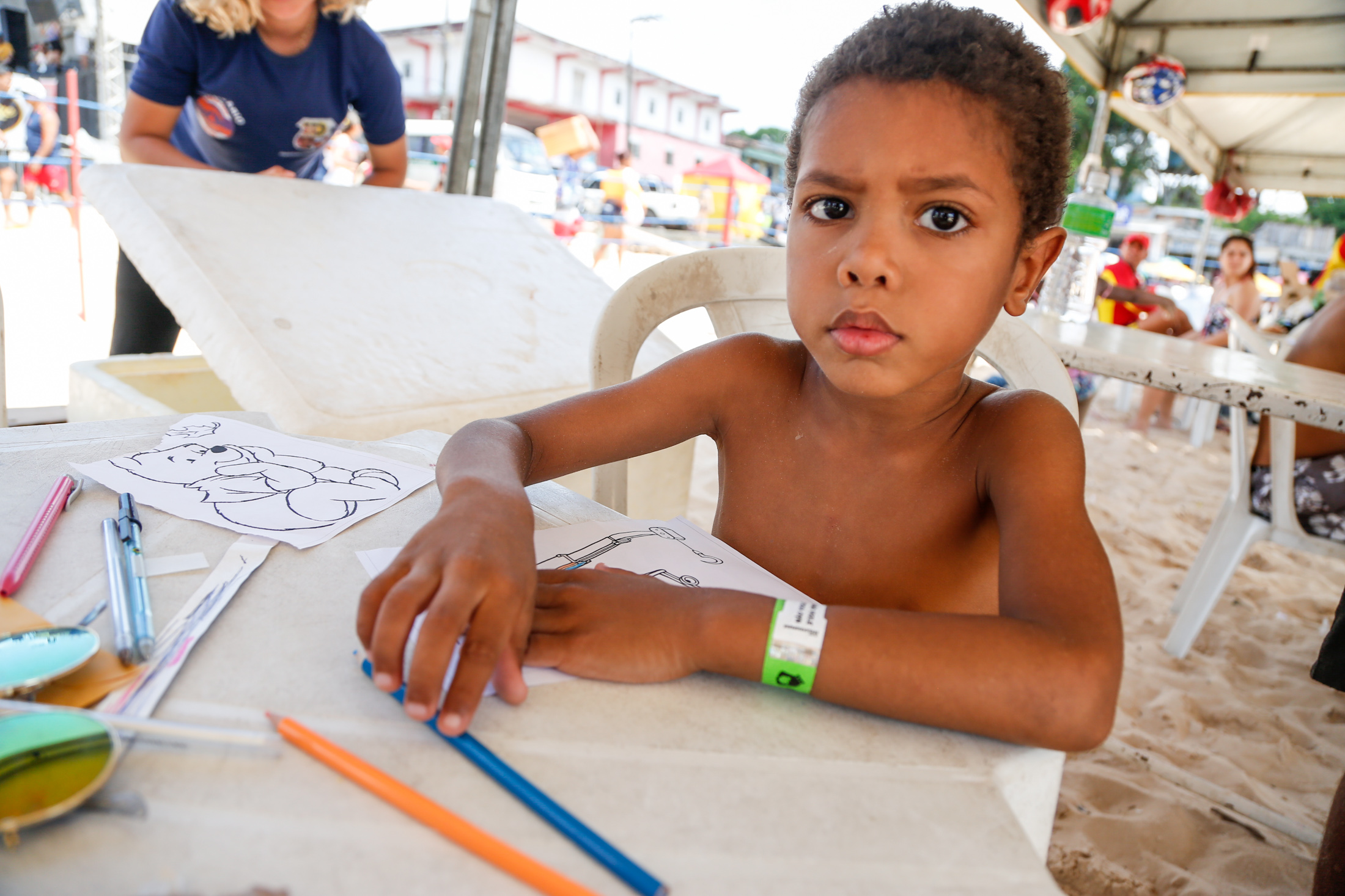 Em Outeiro, Prefeitura distribui mais de 4 mil pulseiras de identificação para crianças