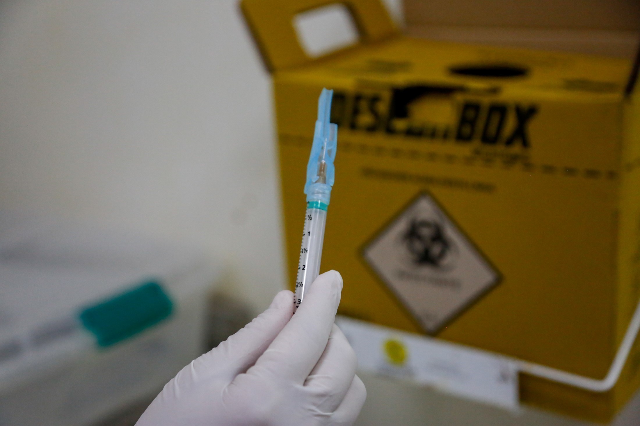 Seringas e materiais hospitalares são encontrados misturados ao lixo domiciliar