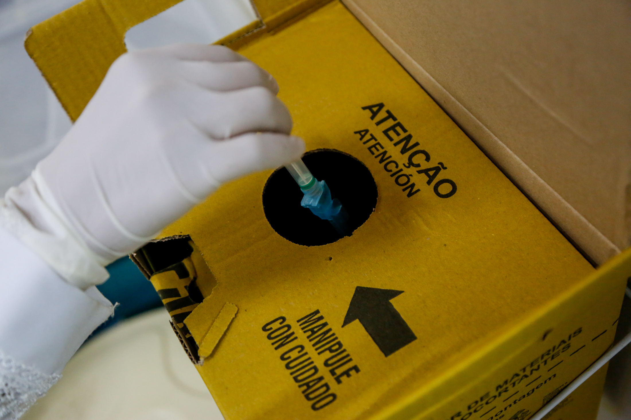 Seringas e materiais hospitalares são encontrados misturados ao lixo domiciliar