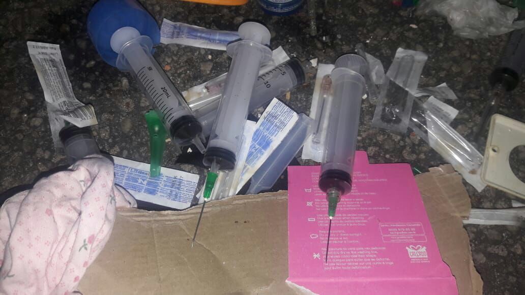 Seringas e materiais hospitalares são encontrados misturados ao lixo domiciliar