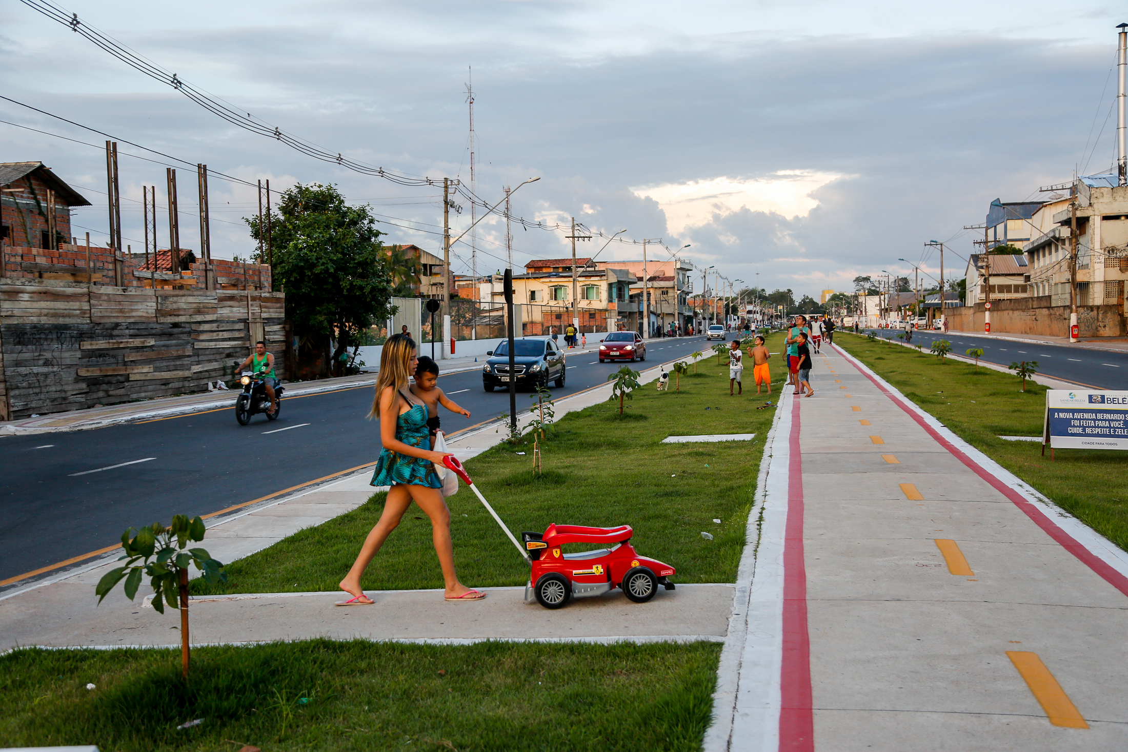 Crianças e adultos aproveitam novo trecho da Bernardo Sayão como opção de lazer