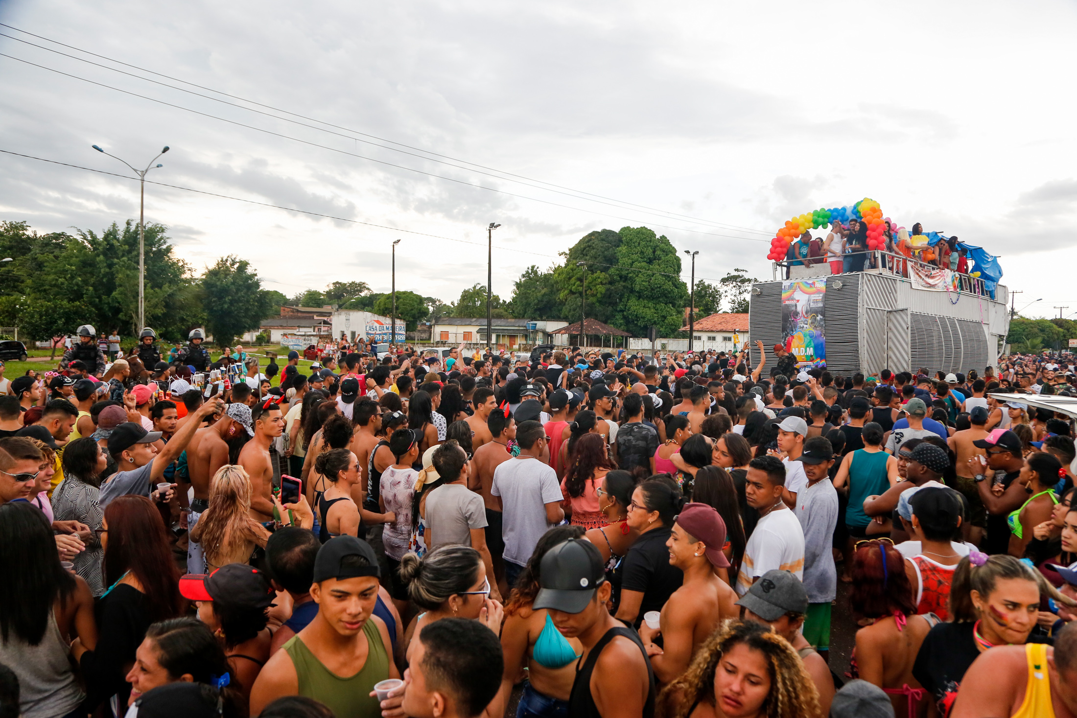 Parada do Movimento LGBTI leva mais de 30 mil pessoas às ruas de Mosqueiro
