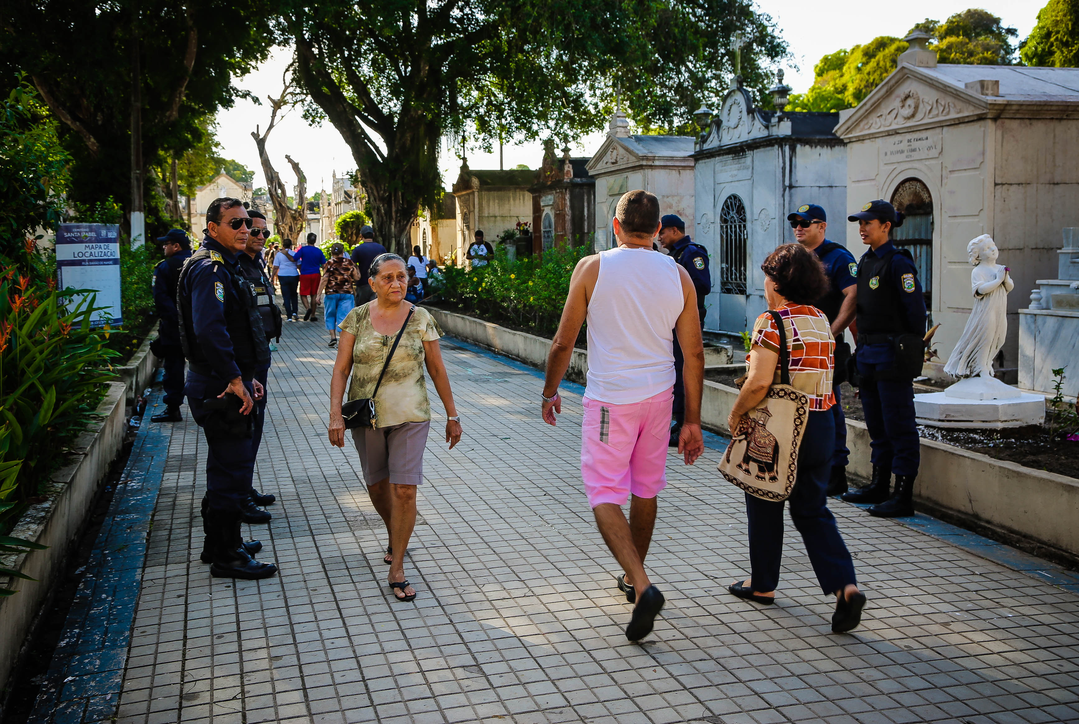 Cemitérios de Belém têm domingo tranquilo no Dia dos Pais