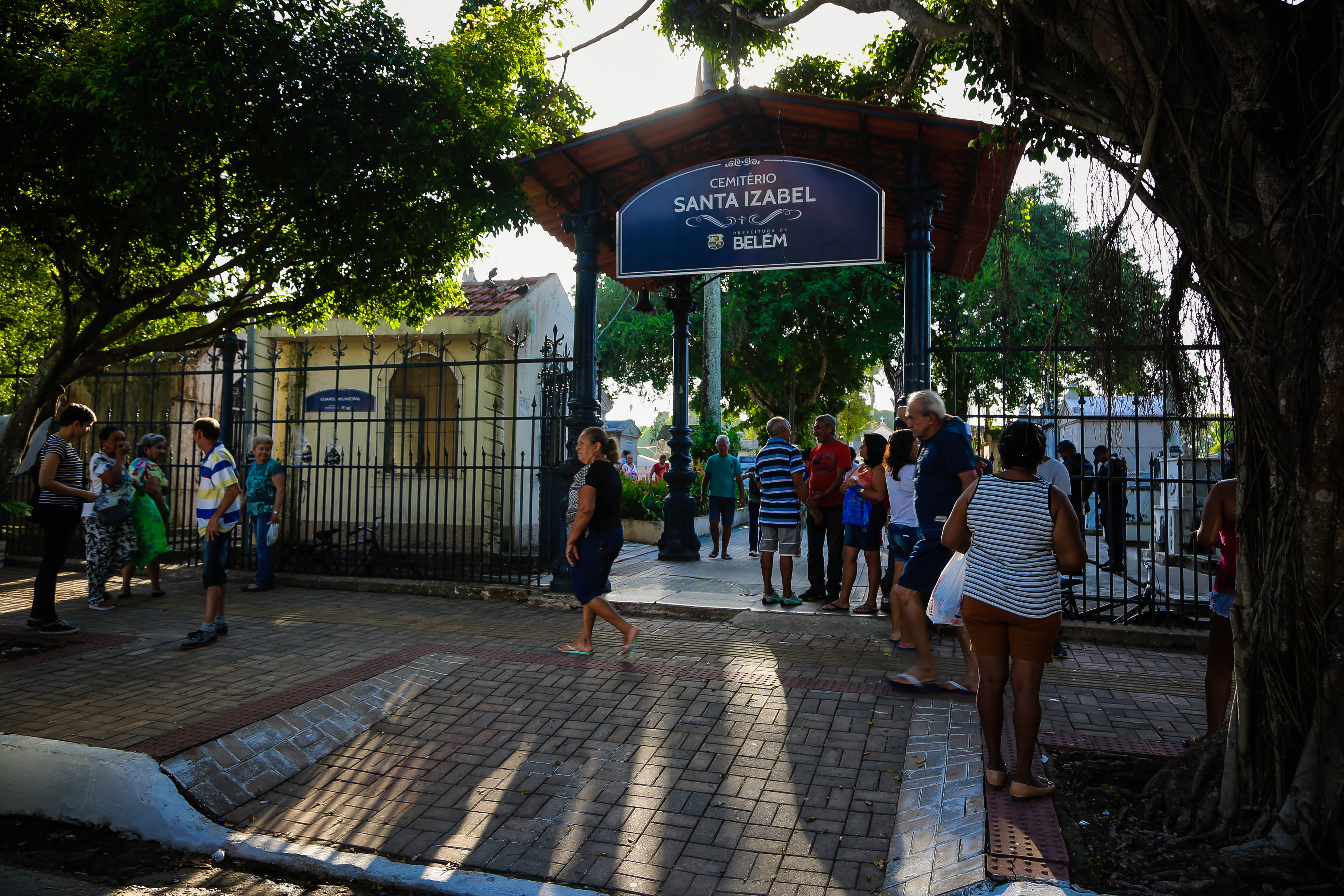 Cemitérios de Belém têm domingo tranquilo no Dia dos Pais