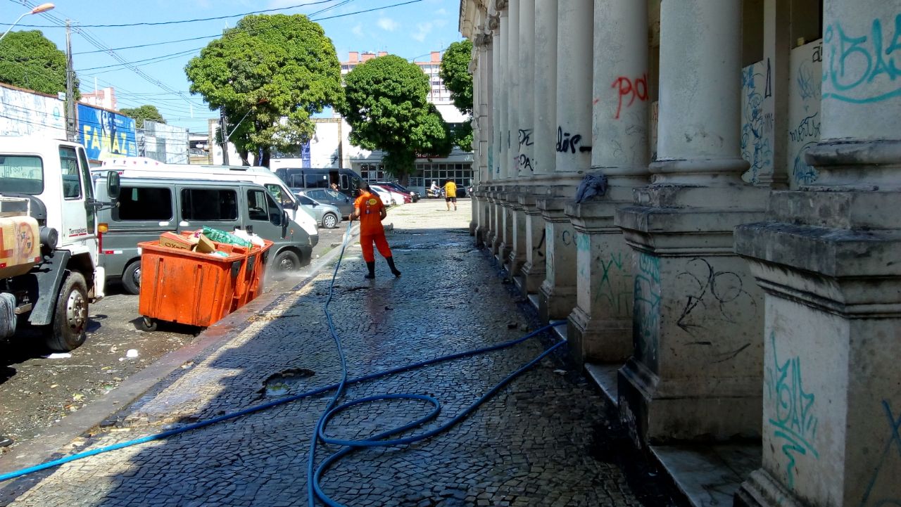Ações de limpeza em feiras e mercados contam com coleta diária de lixo e lavagem programada
