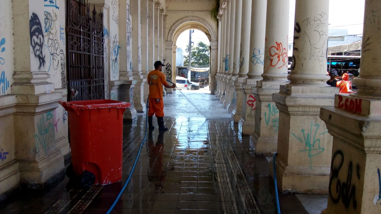 Ações de limpeza em feiras e mercados contam com coleta diária de lixo e lavagem programada