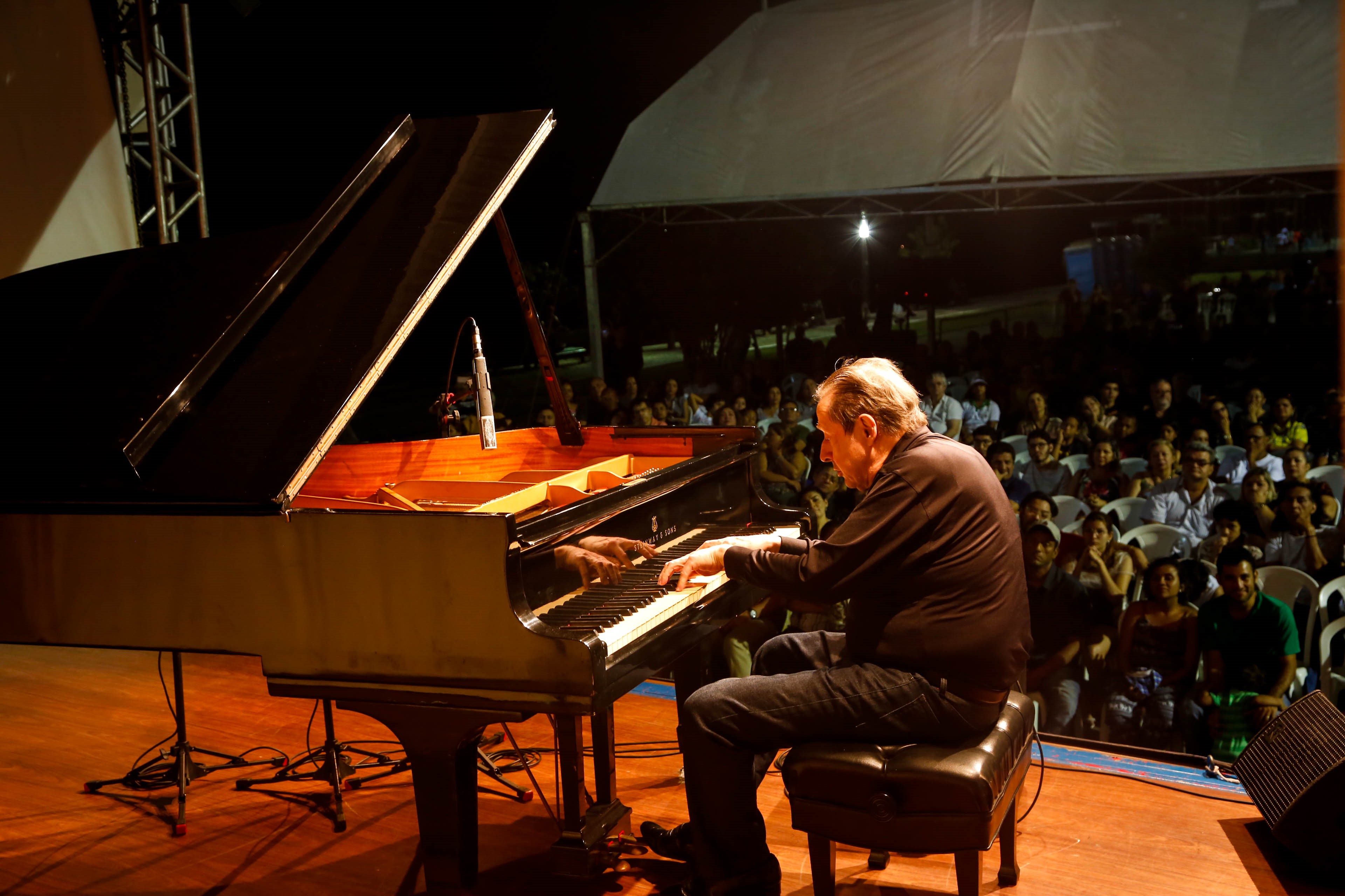 Arthur Moreira Lima emociona público na orla do Portal da Amazônia