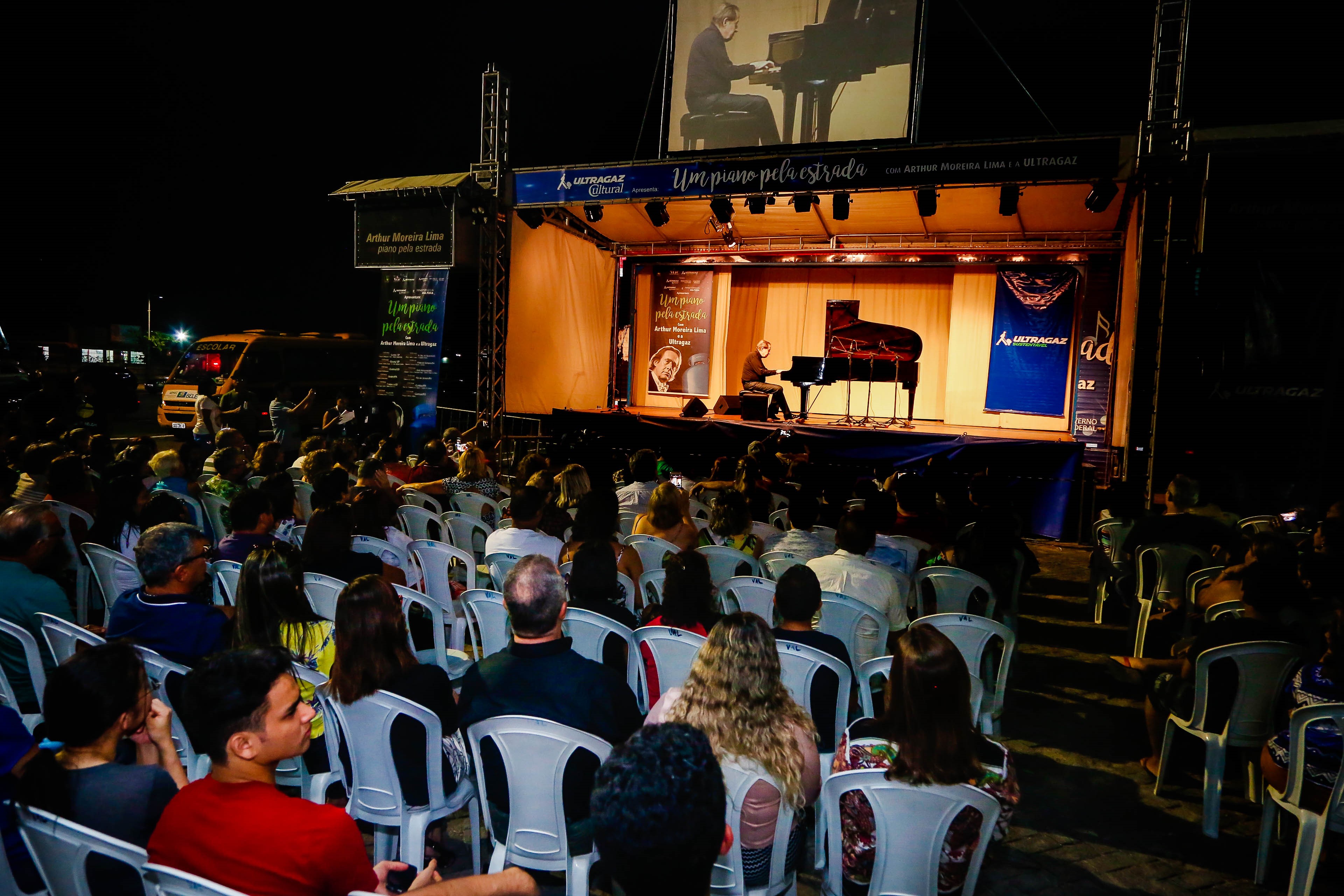 Arthur Moreira Lima emociona público na orla do Portal da Amazônia