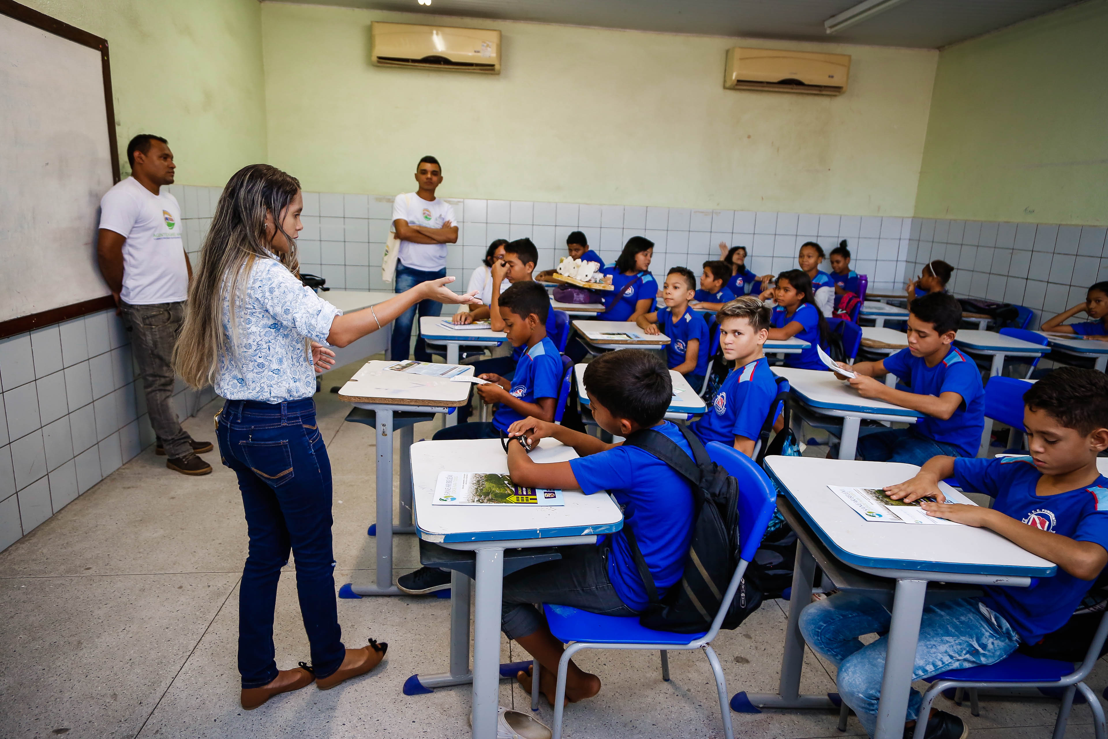 Moradores sensibilizam alunos sobre a importância de cuidar do ambiente em que vivem