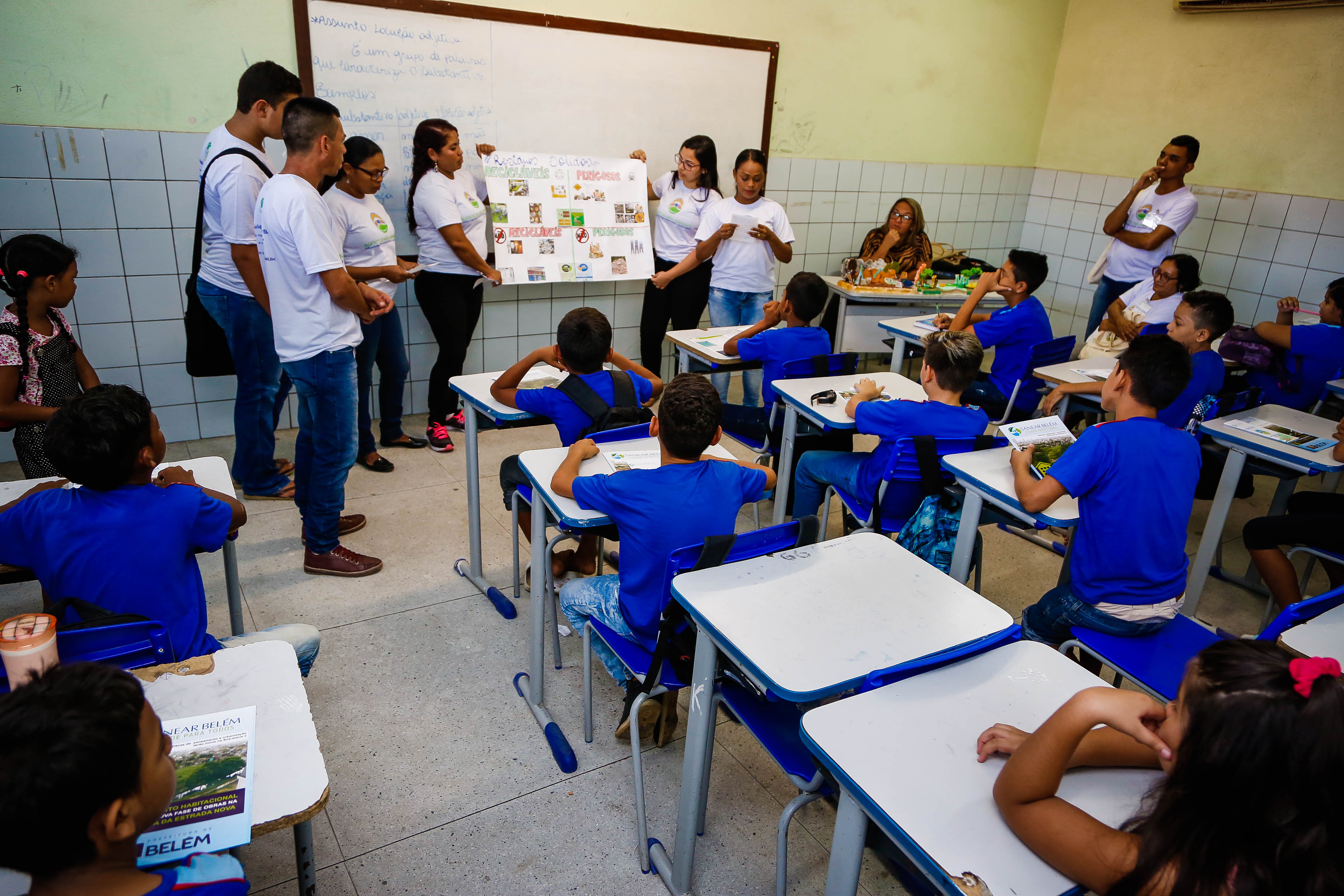 Moradores sensibilizam alunos sobre a importância de cuidar do ambiente em que vivem