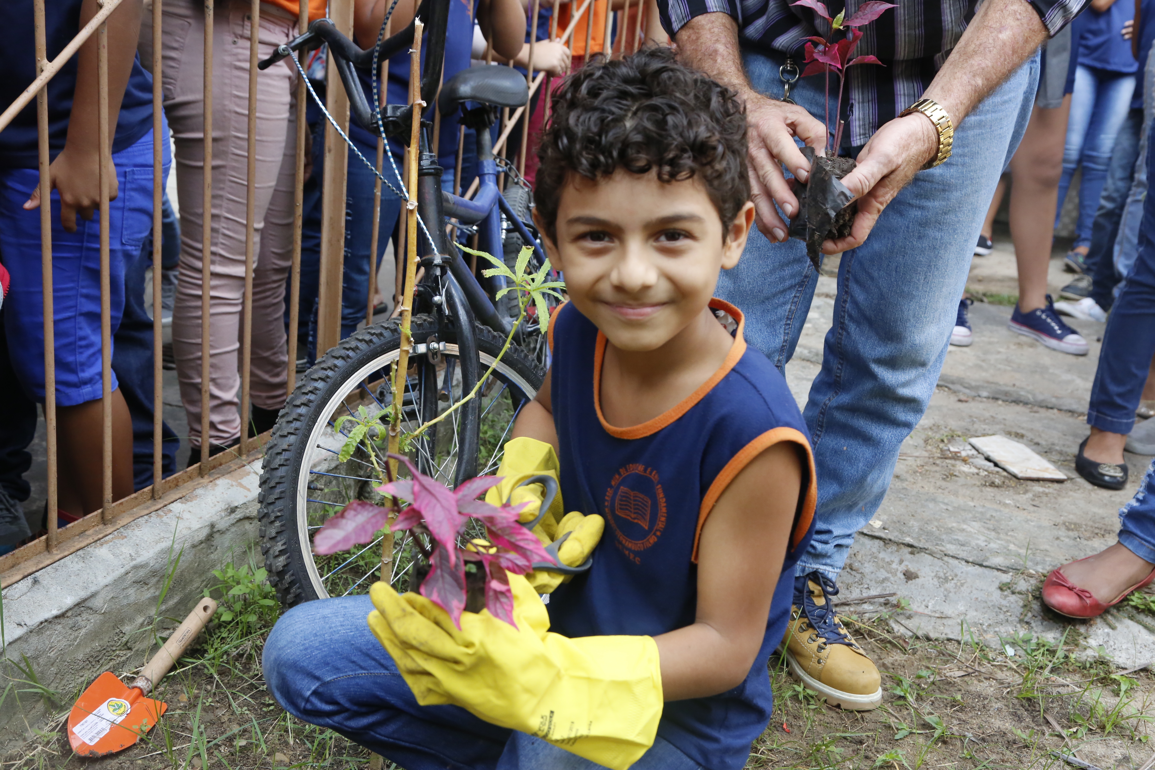 Alunos de escola no Jurunas fazem plantio de mudas como parte de projeto ambiental