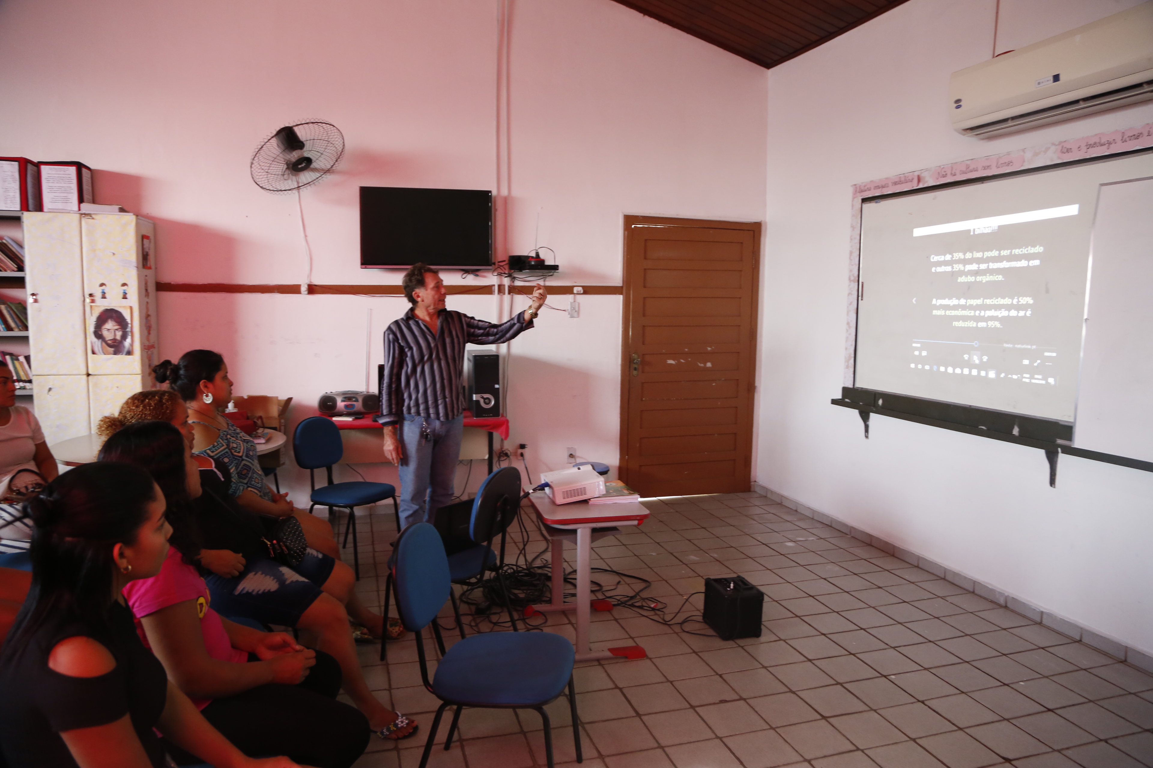 Alunos de escola no Jurunas fazem plantio de mudas como parte de projeto ambiental