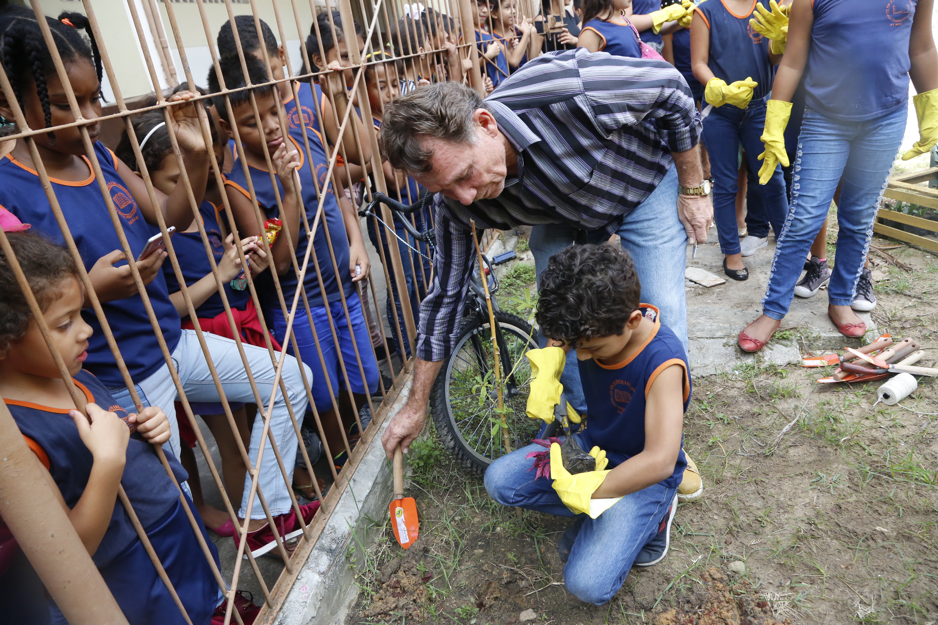 Alunos de escola no Jurunas fazem plantio de mudas como parte de projeto ambiental